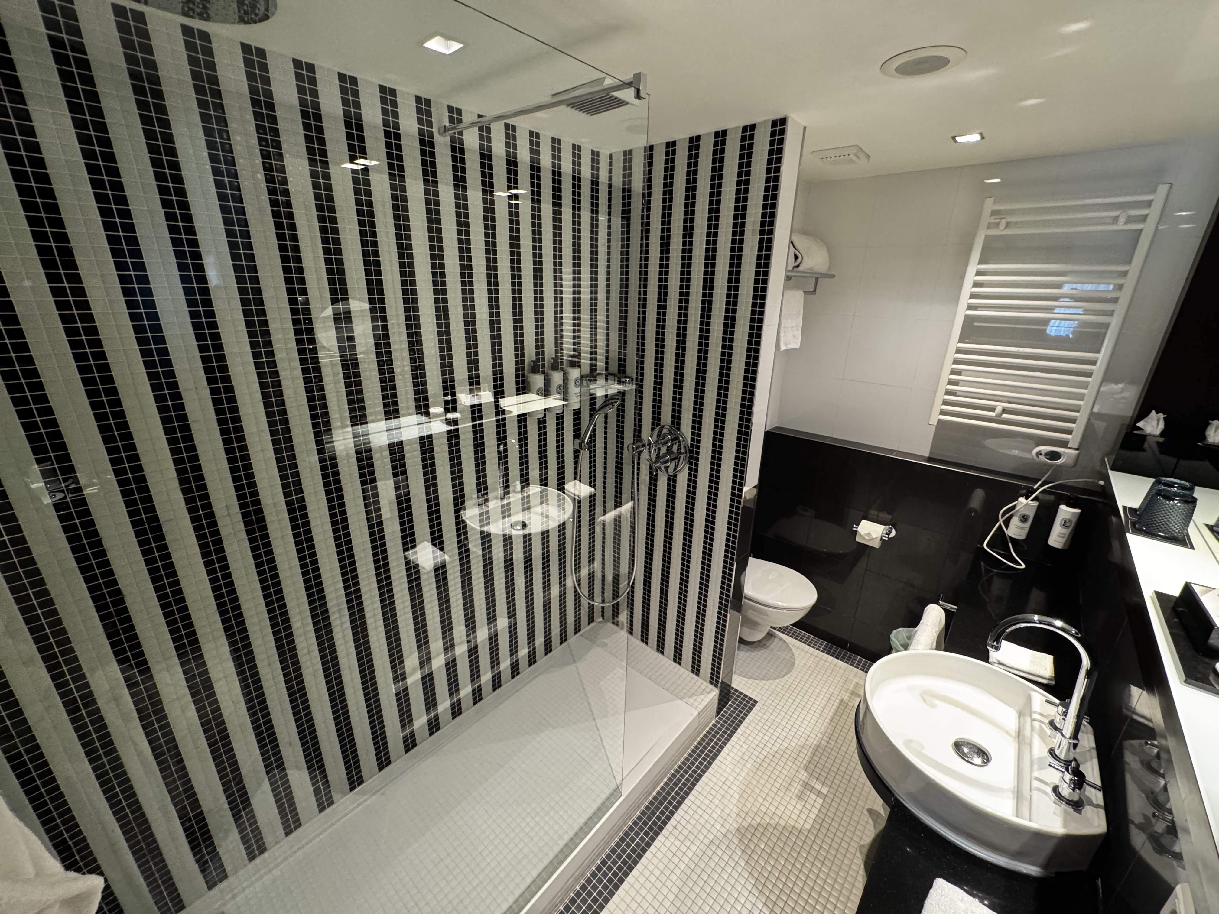 Accor Sofitel Lisbon Liberdade Luxury Room bathroom