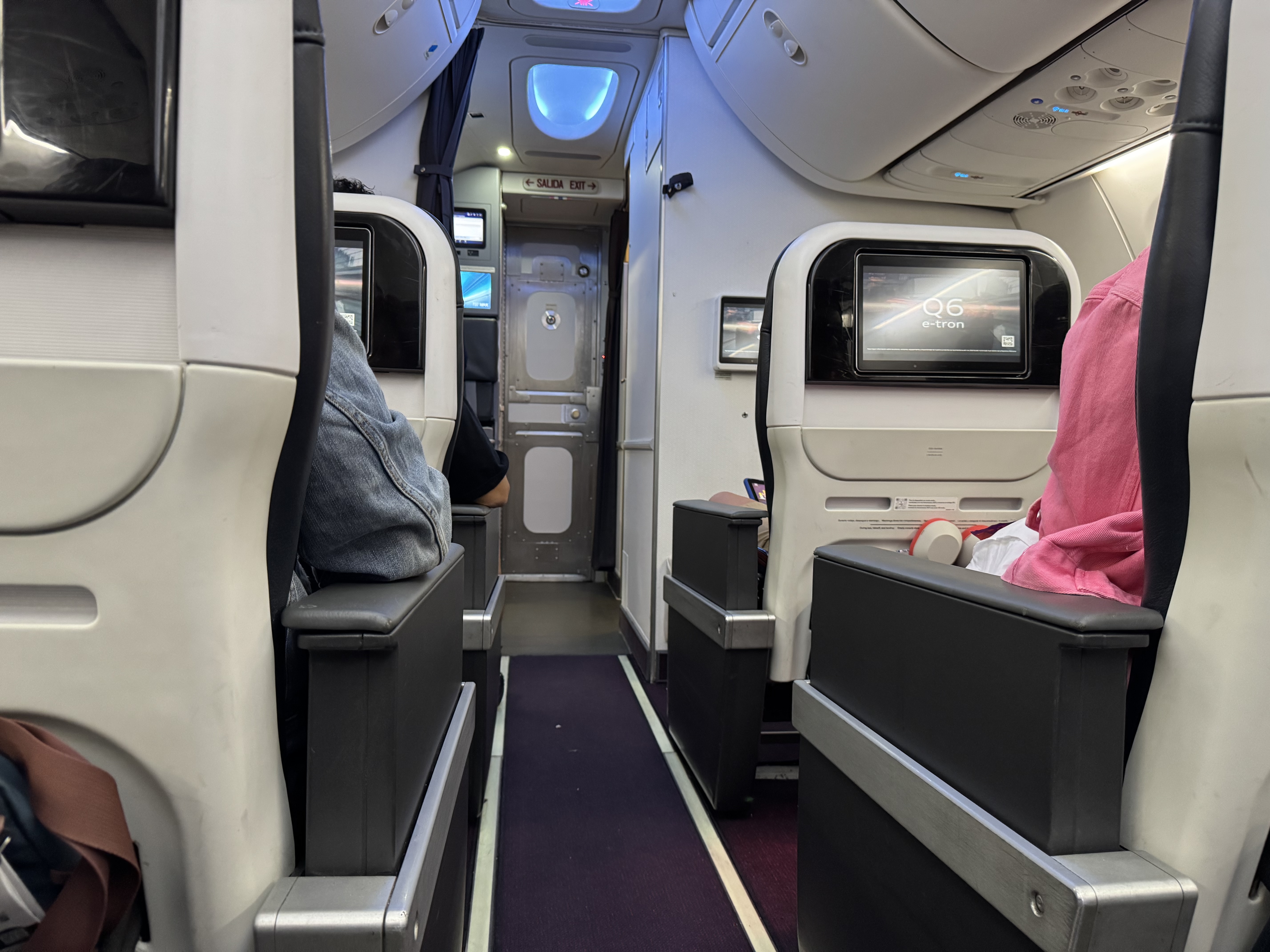 Aeromexico B737MAX8 business class view up aisle