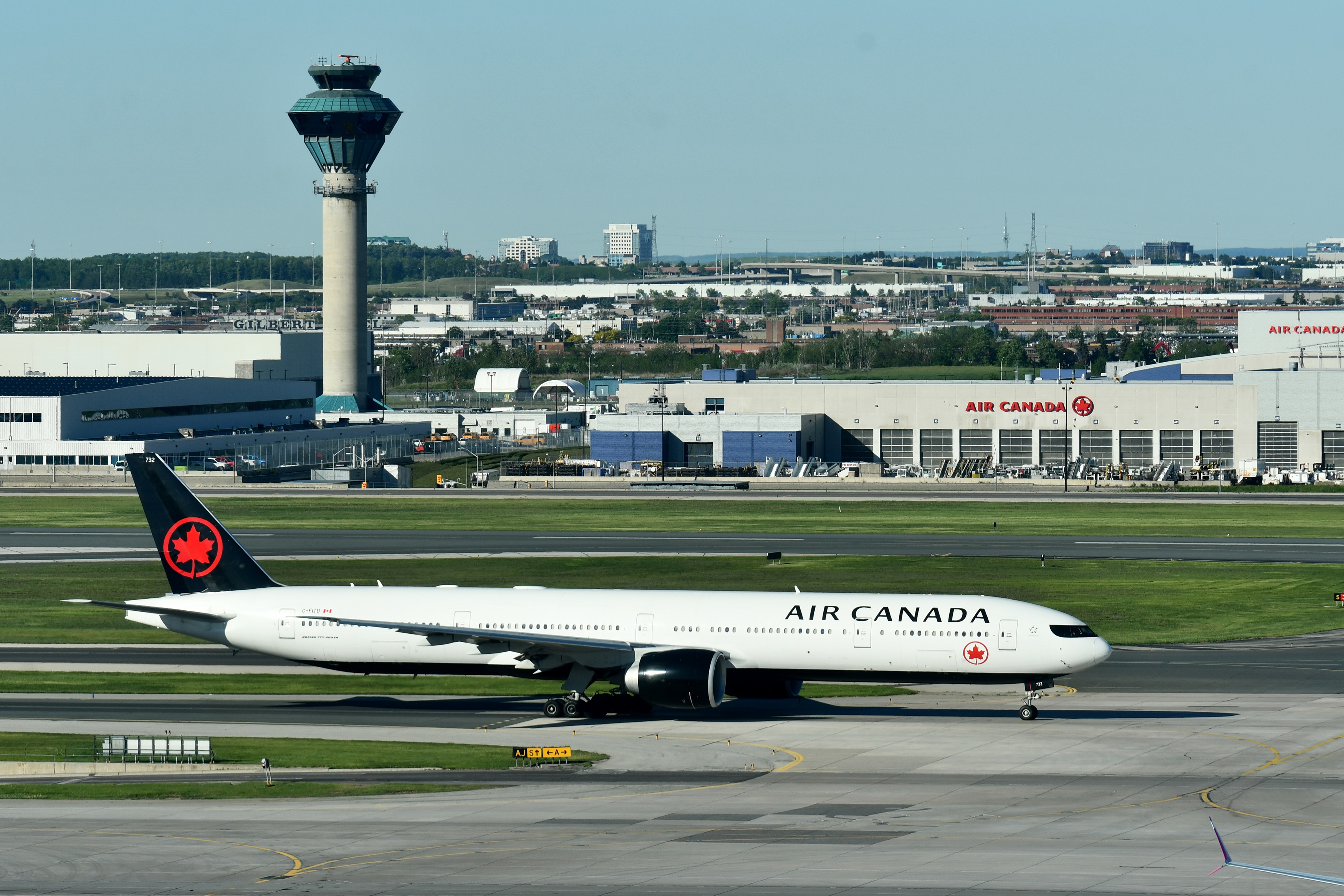 Air Canada B777 300ER taxiing Toronto YYZ Air Canada B777 300ER taxiing Toronto YYZ