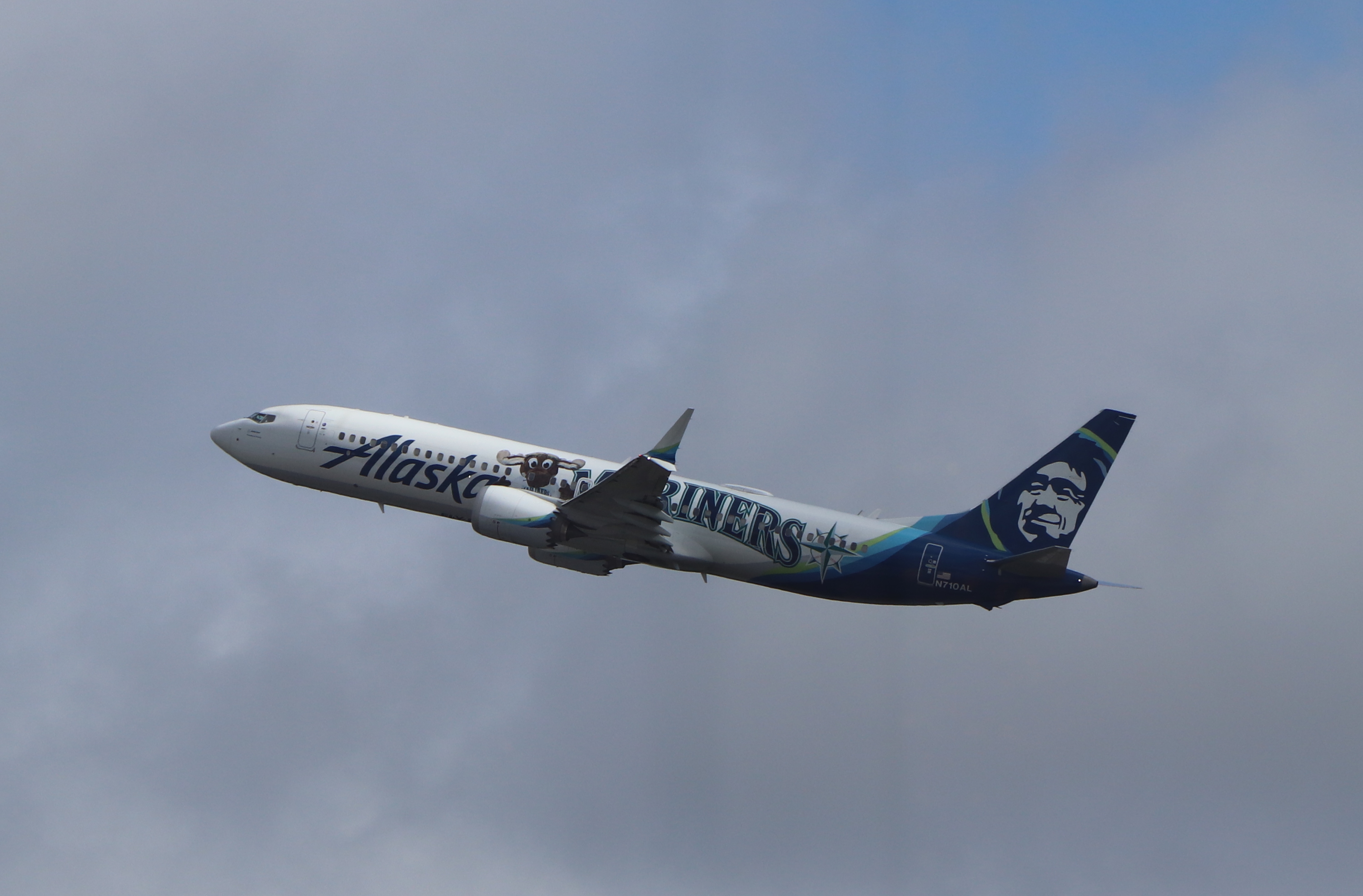 Alaska Airlines B7379MAX Mariners livery ATL takeoff Alaska Airlines B7379MAX Mariners livery ATL takeoff