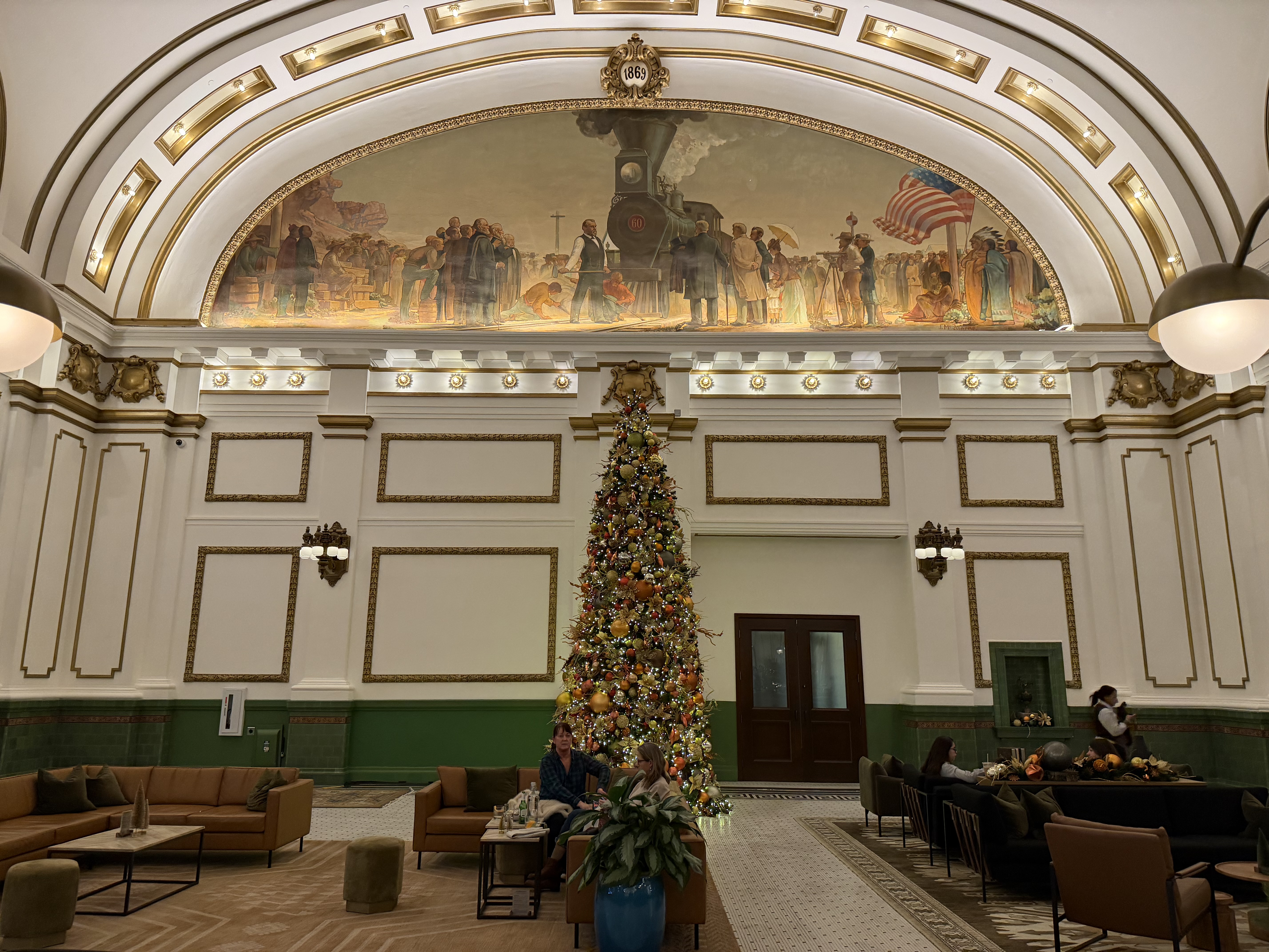 Asher Adams Hotel Christmas Decorations