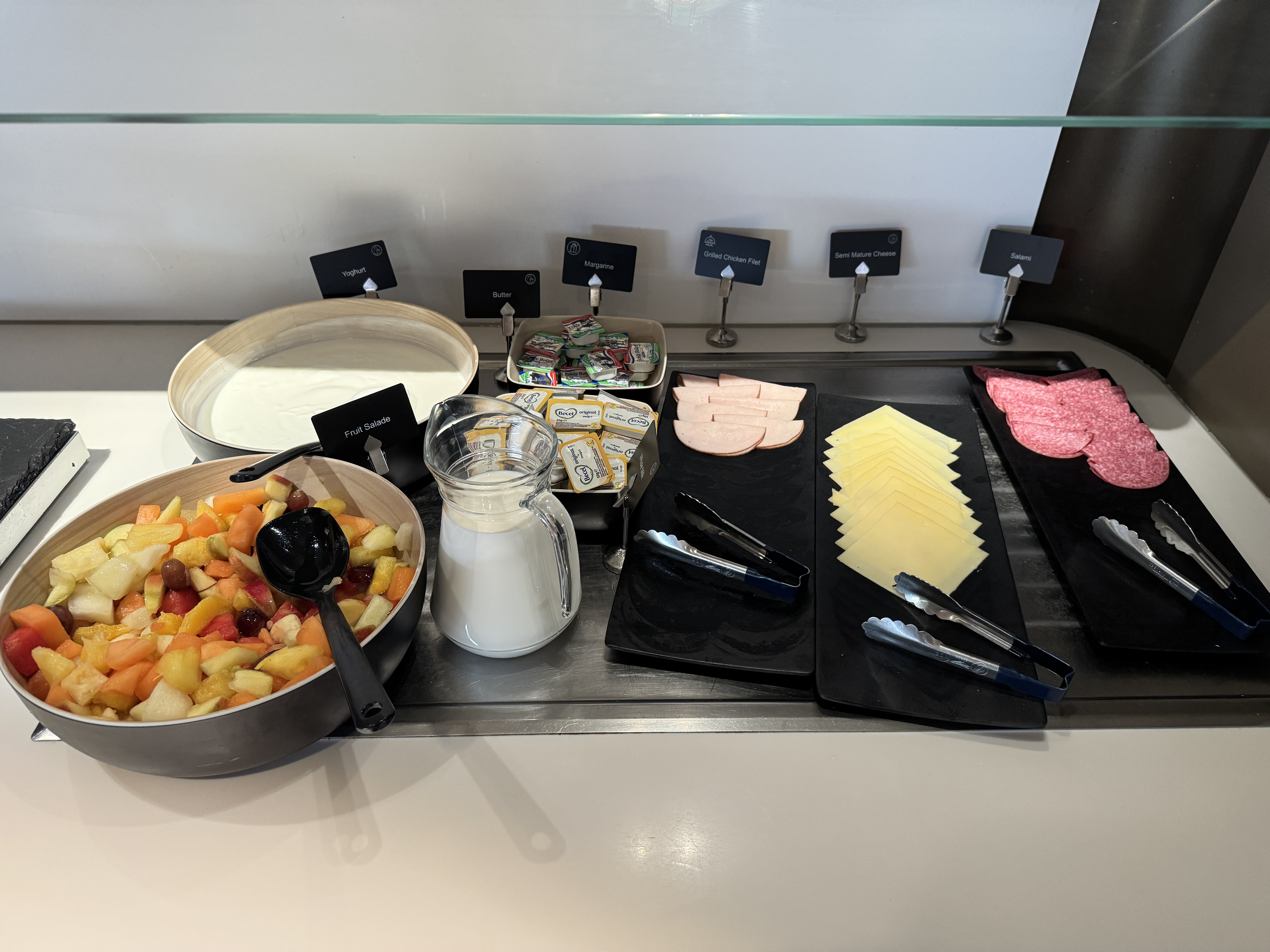 Aspire Lounge 26 AMS fruit salad cold cuts