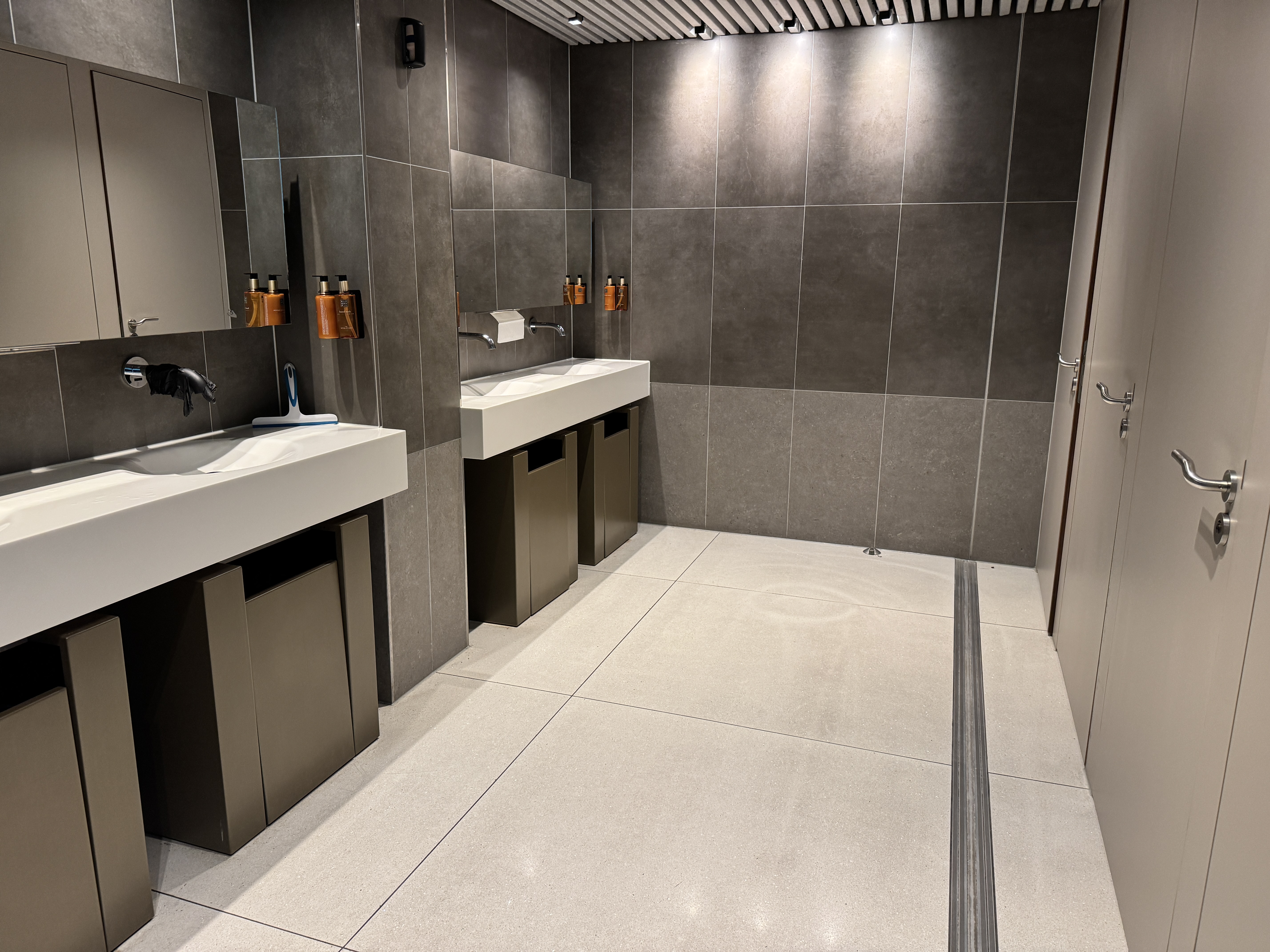 Aspire Lounge 26 AMS womens restroom Aspire Lounge 26 AMS womens restroom