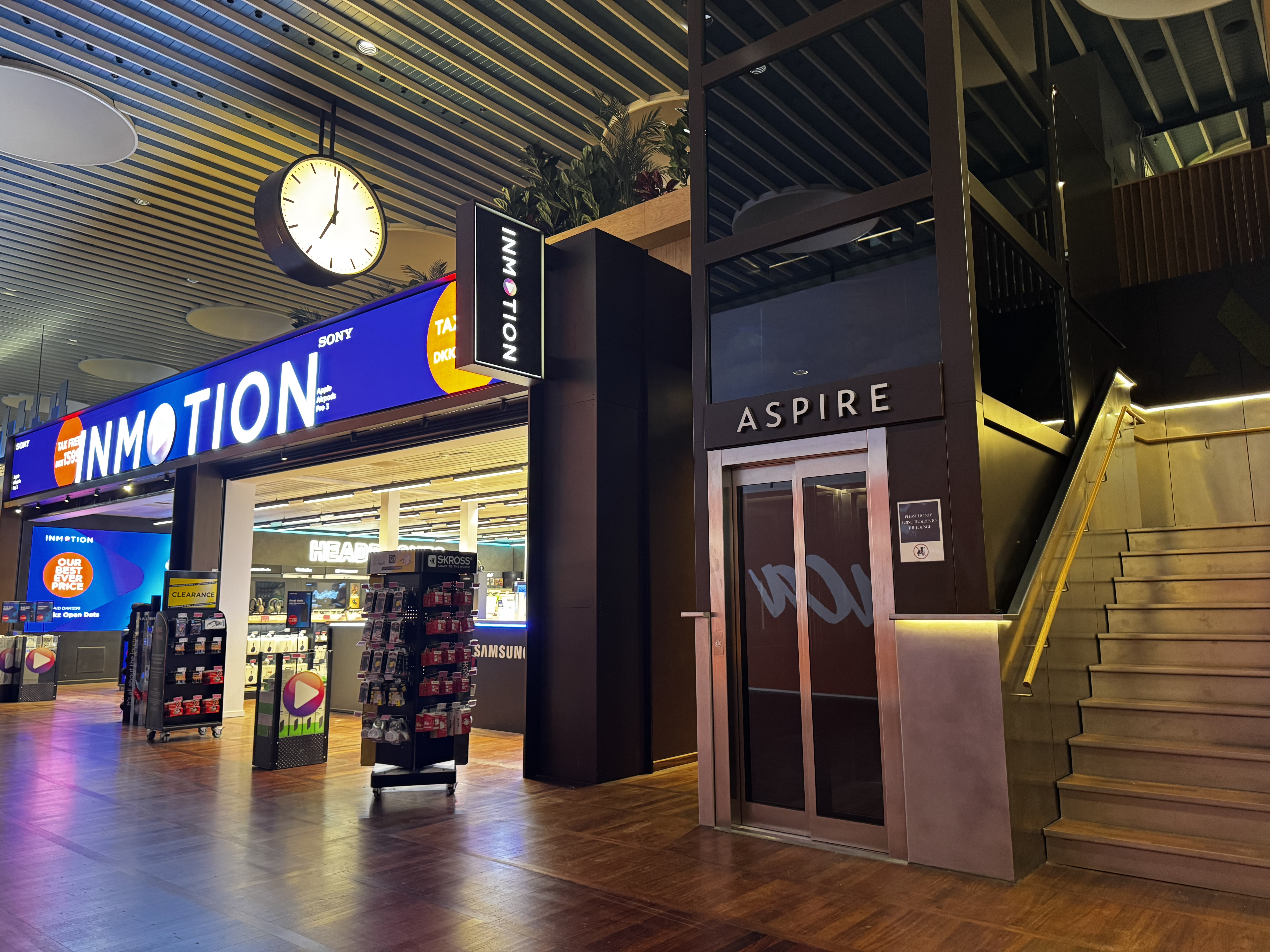 Aspire Lounge CPH sign elevator