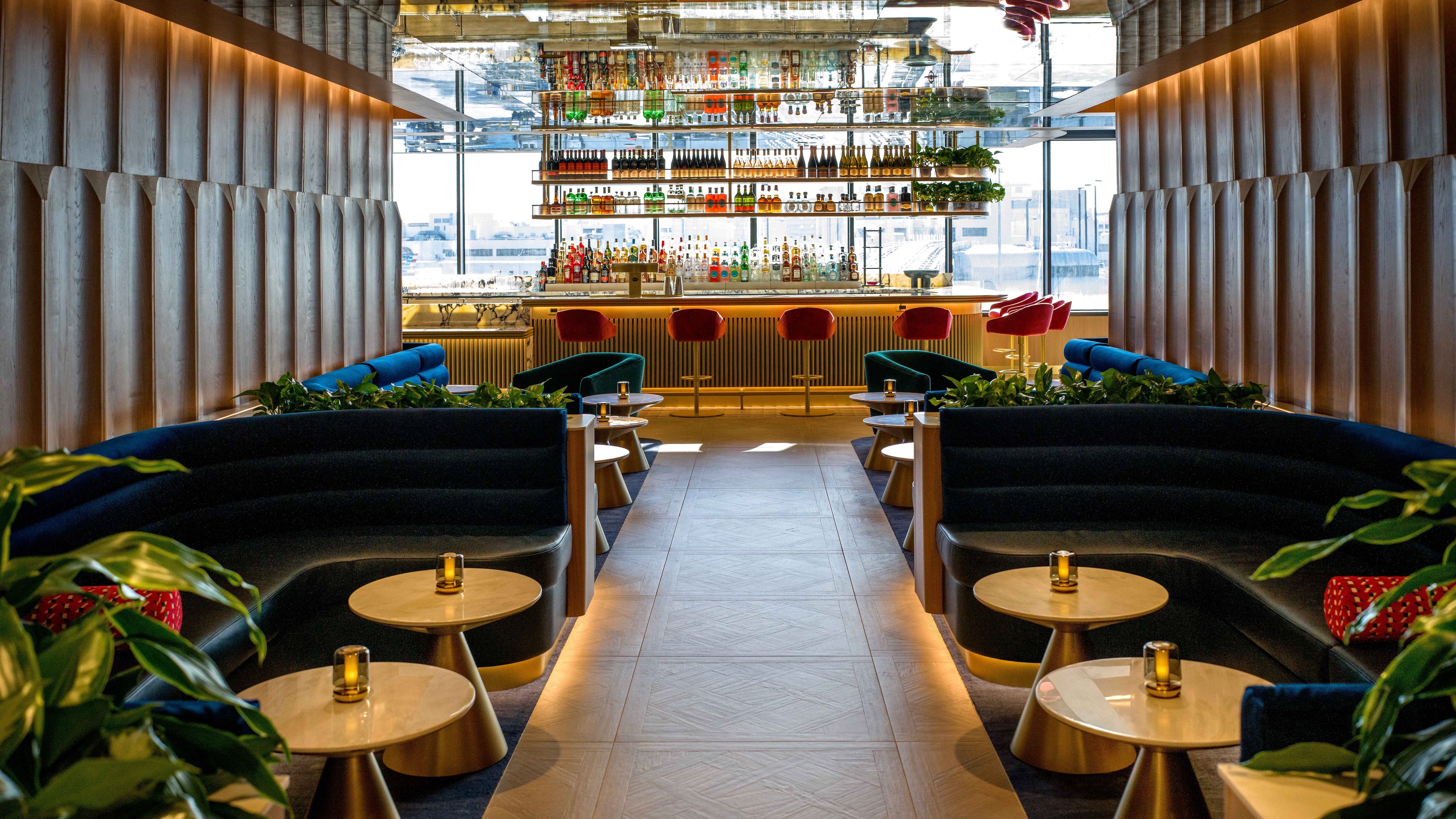 British Airways New Miami Lounge full service bar British Airways New Miami Lounge full service bar