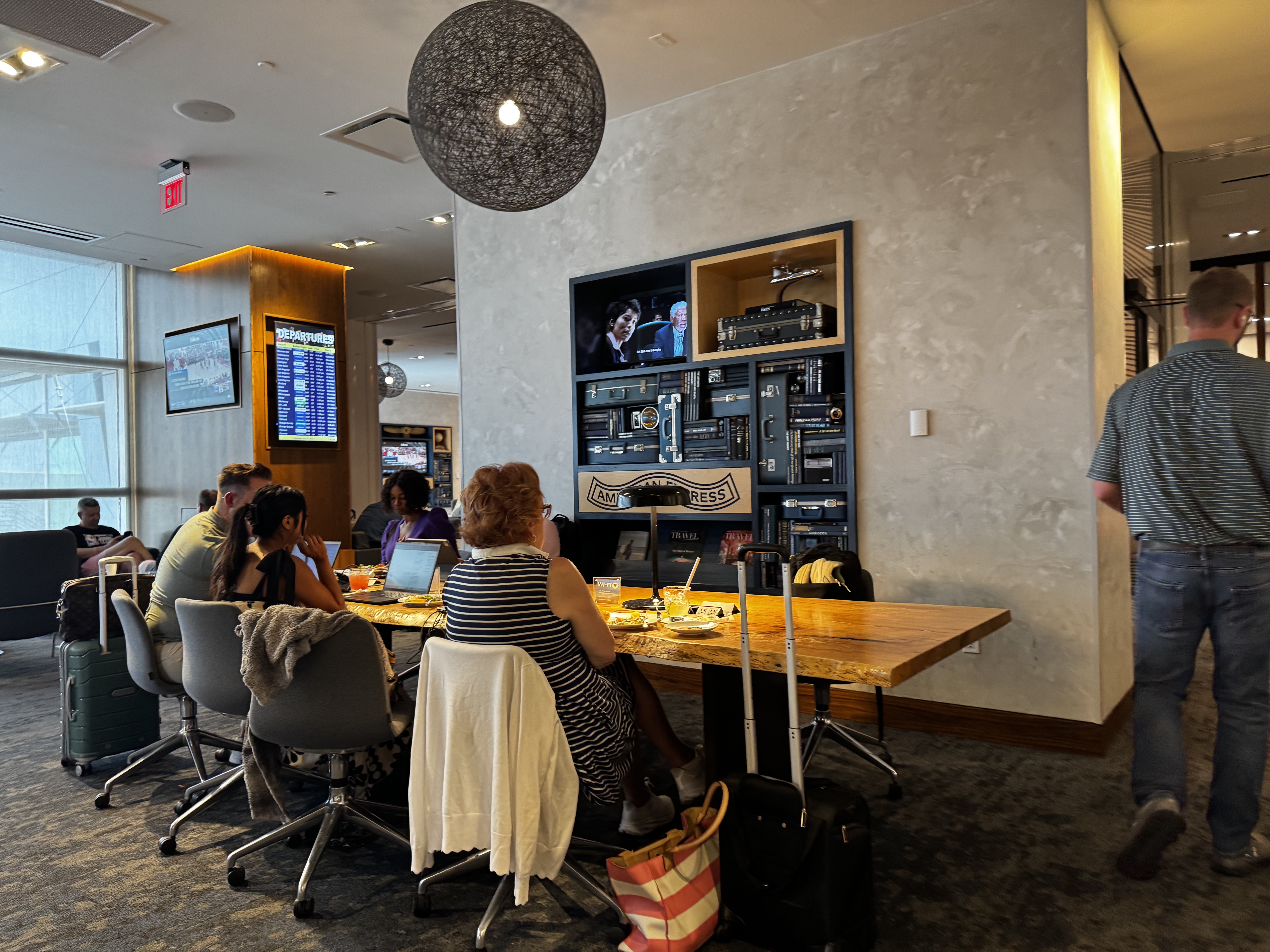 Centurion Lounge Las Vegas tv work table Centurion Lounge Las Vegas tv work table