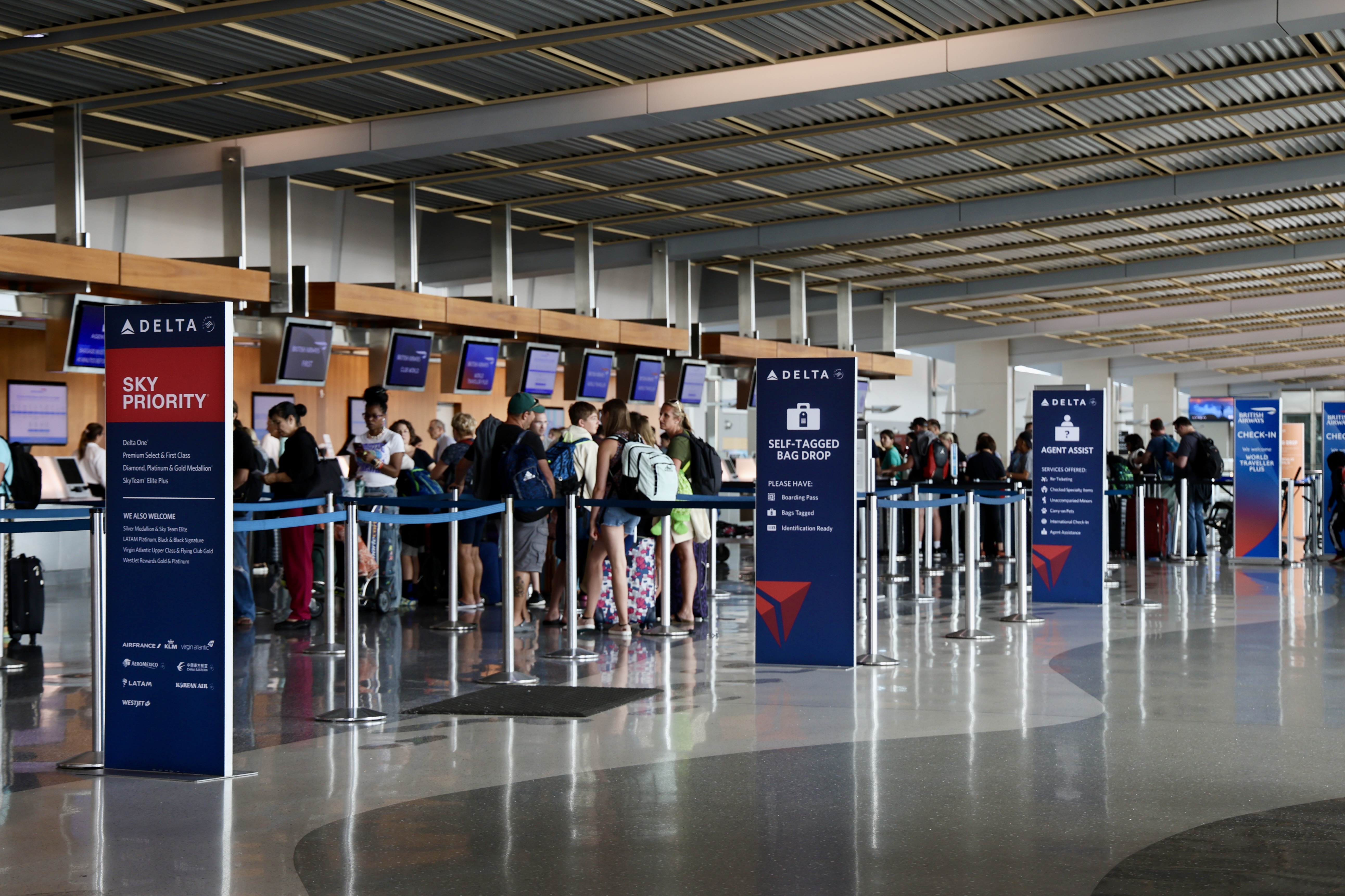 Delta baggage check Delta Check in Bag Drop San Diego Upgraded Points LLC 3