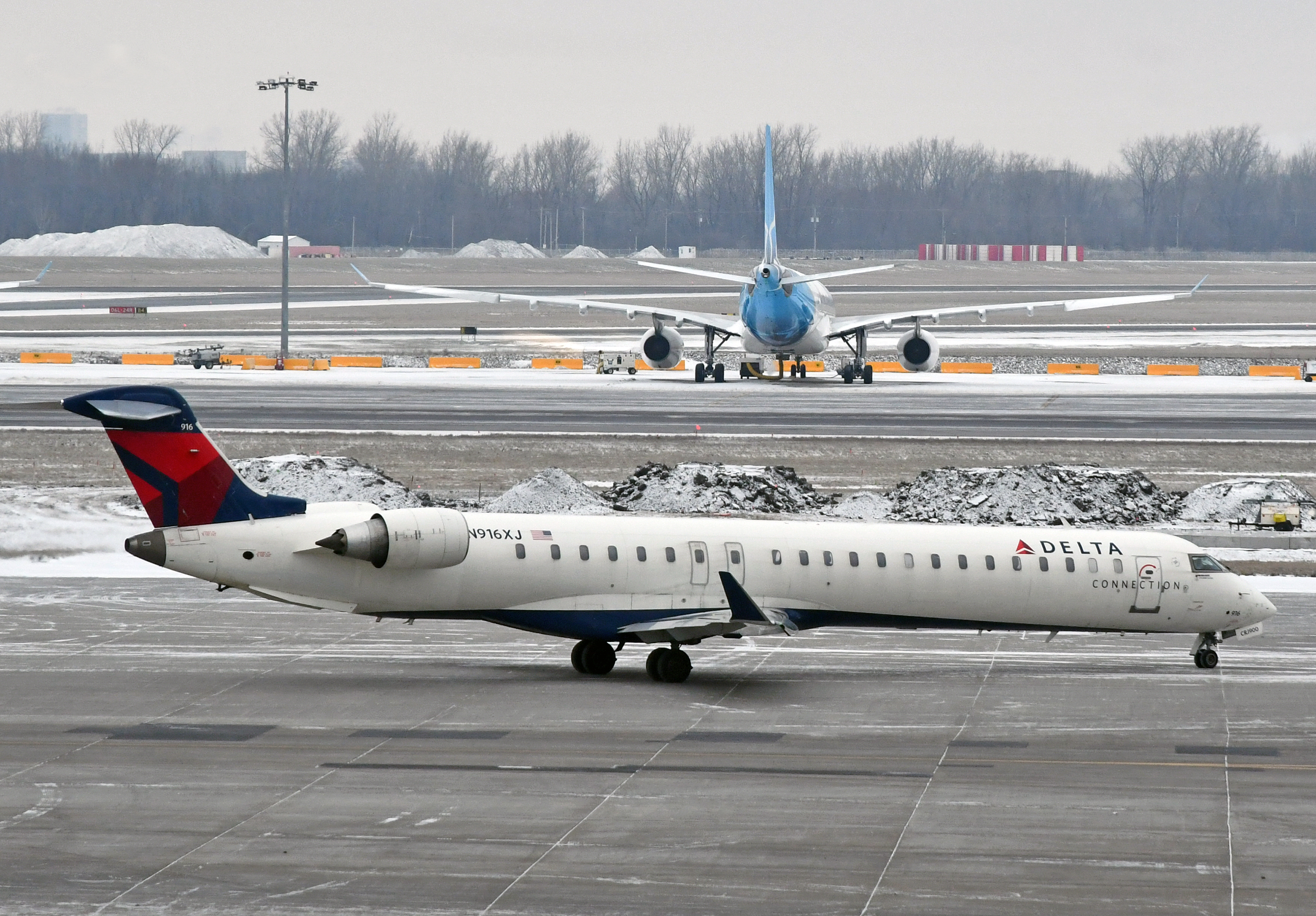 Delta Connection CRJ900 Montreal Delta Connection CRJ900 Montreal