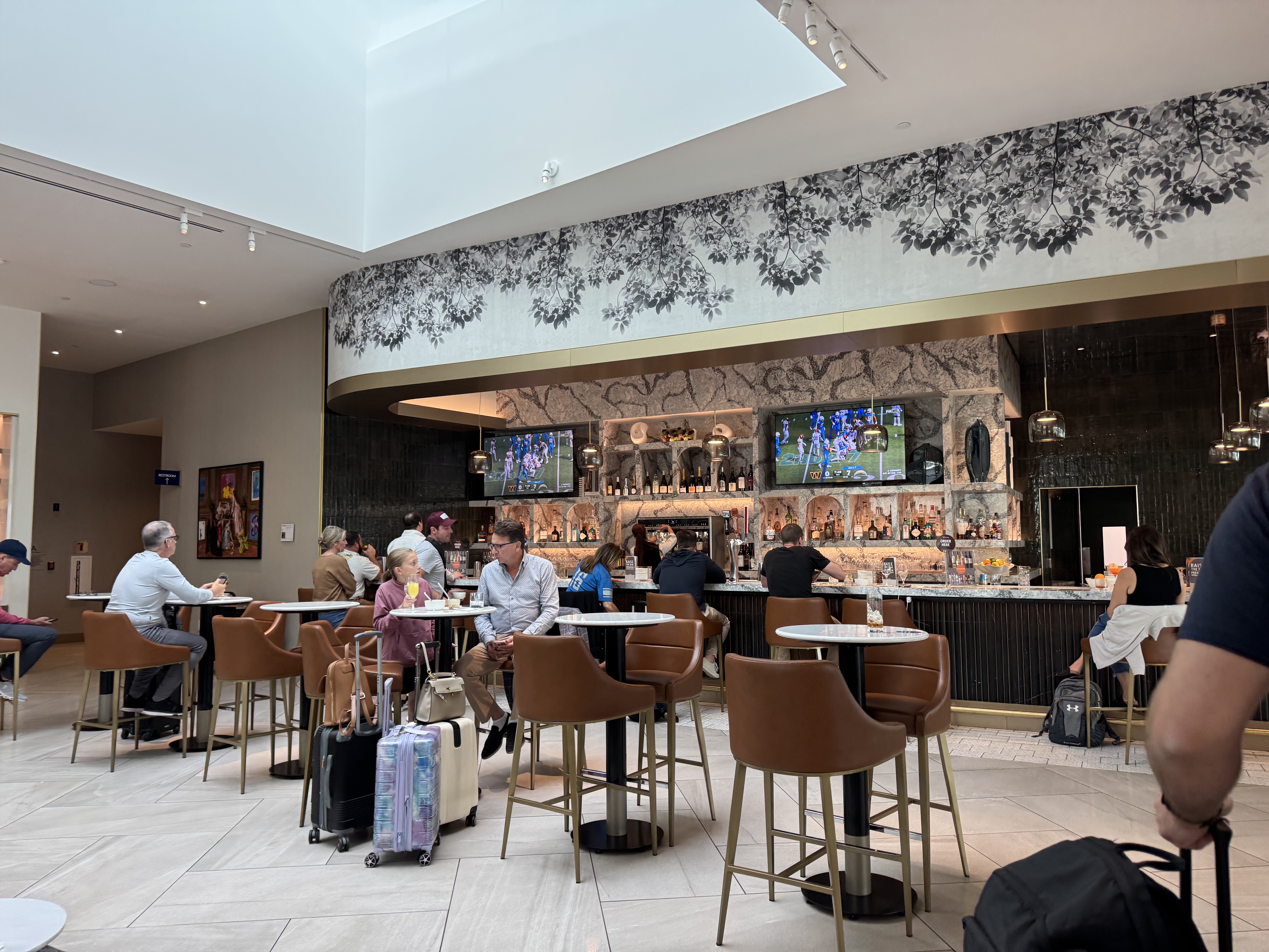 Delta Sky Club CLT Bar Delta Sky Club CLT Bar