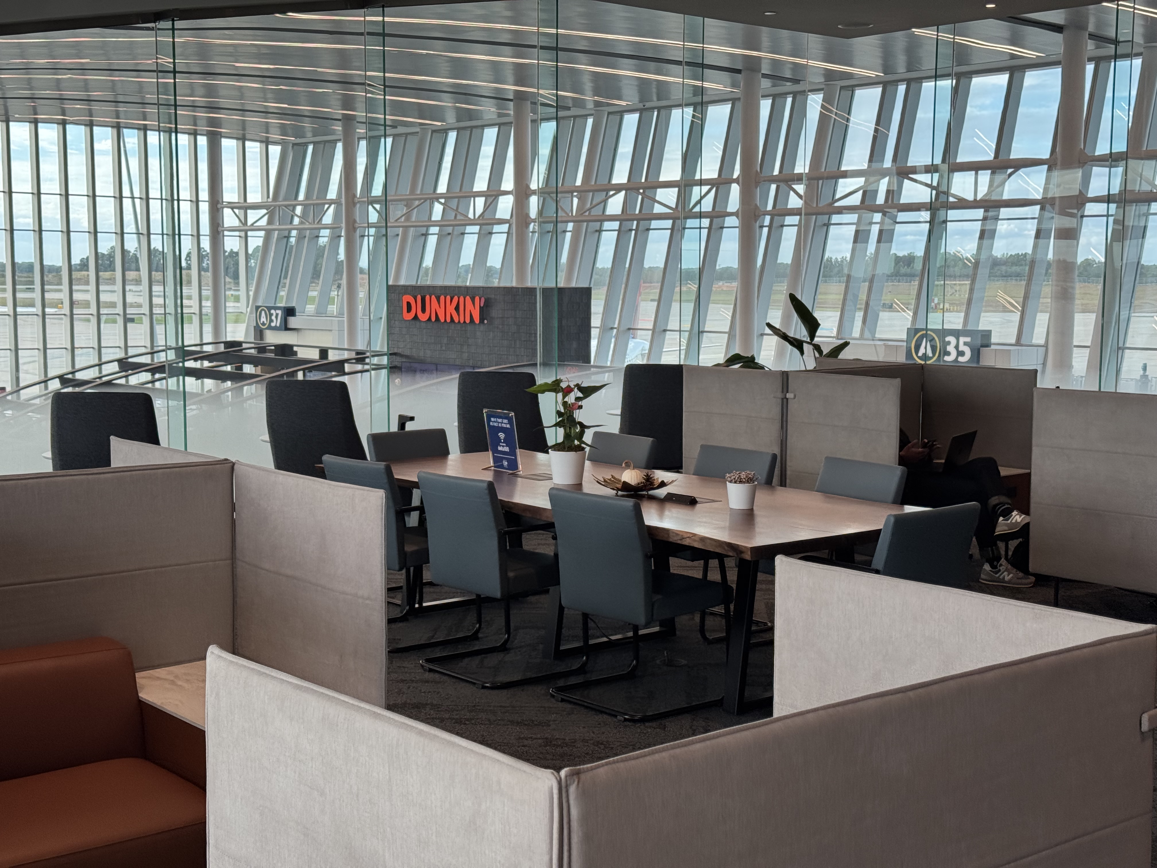 Delta Sky Club CLT Business Pod Delta Sky Club CLT Business Pod