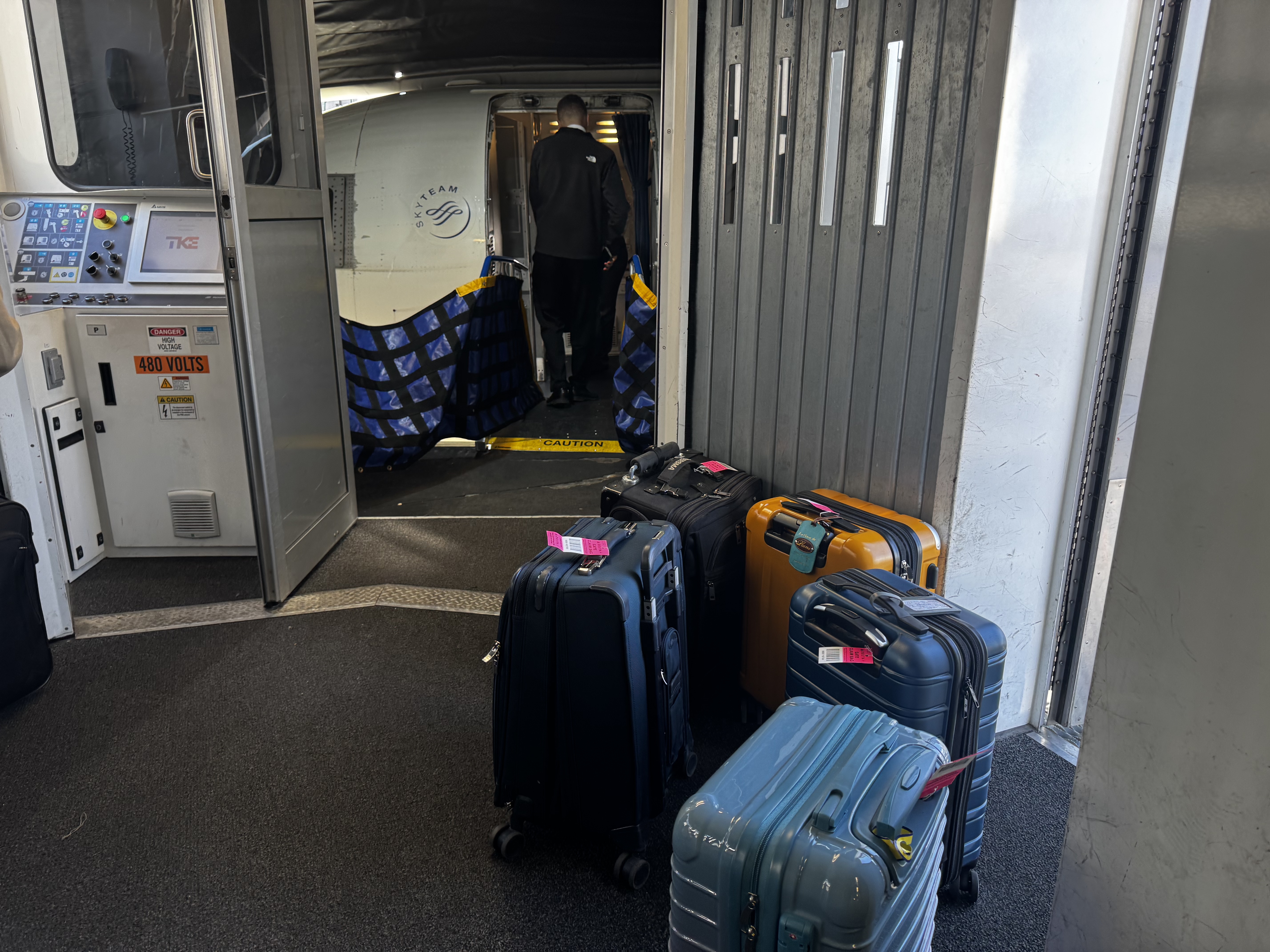 Delta gate checked bags jet bridge Delta gate checked bags jet bridge
