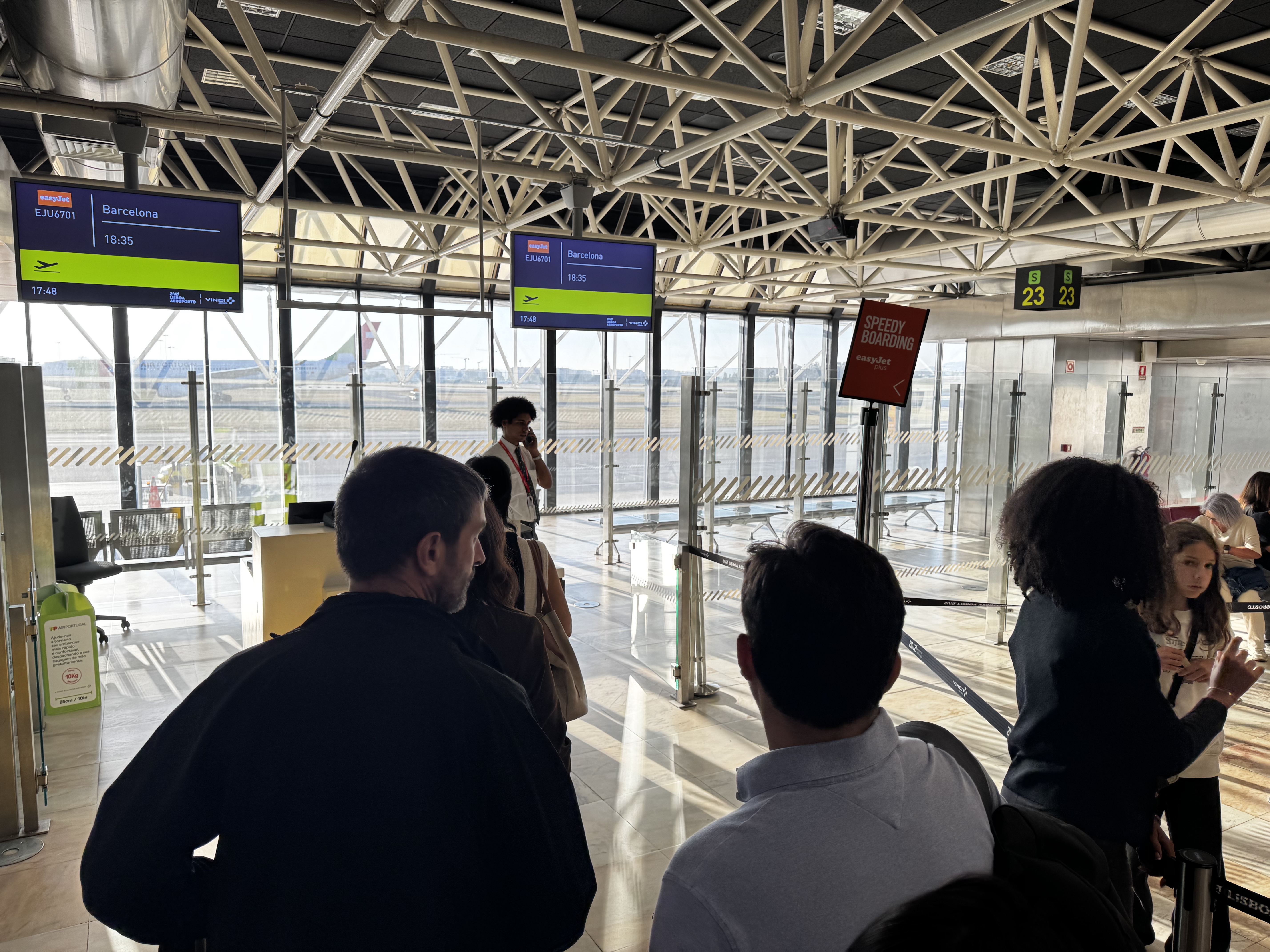 EasyJet speedy boarding line LIS