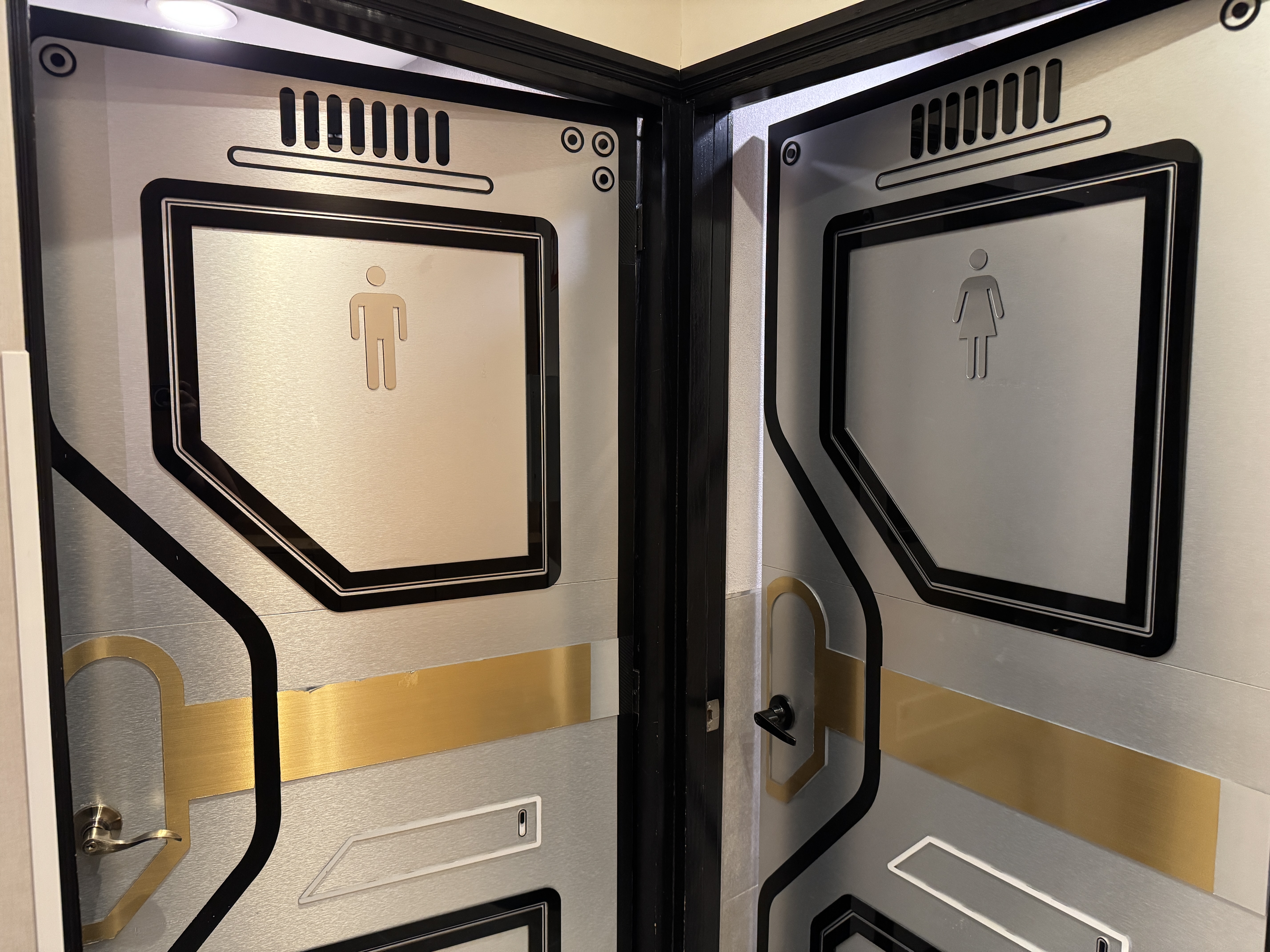 Grand Lounge Elite MEX restrooms