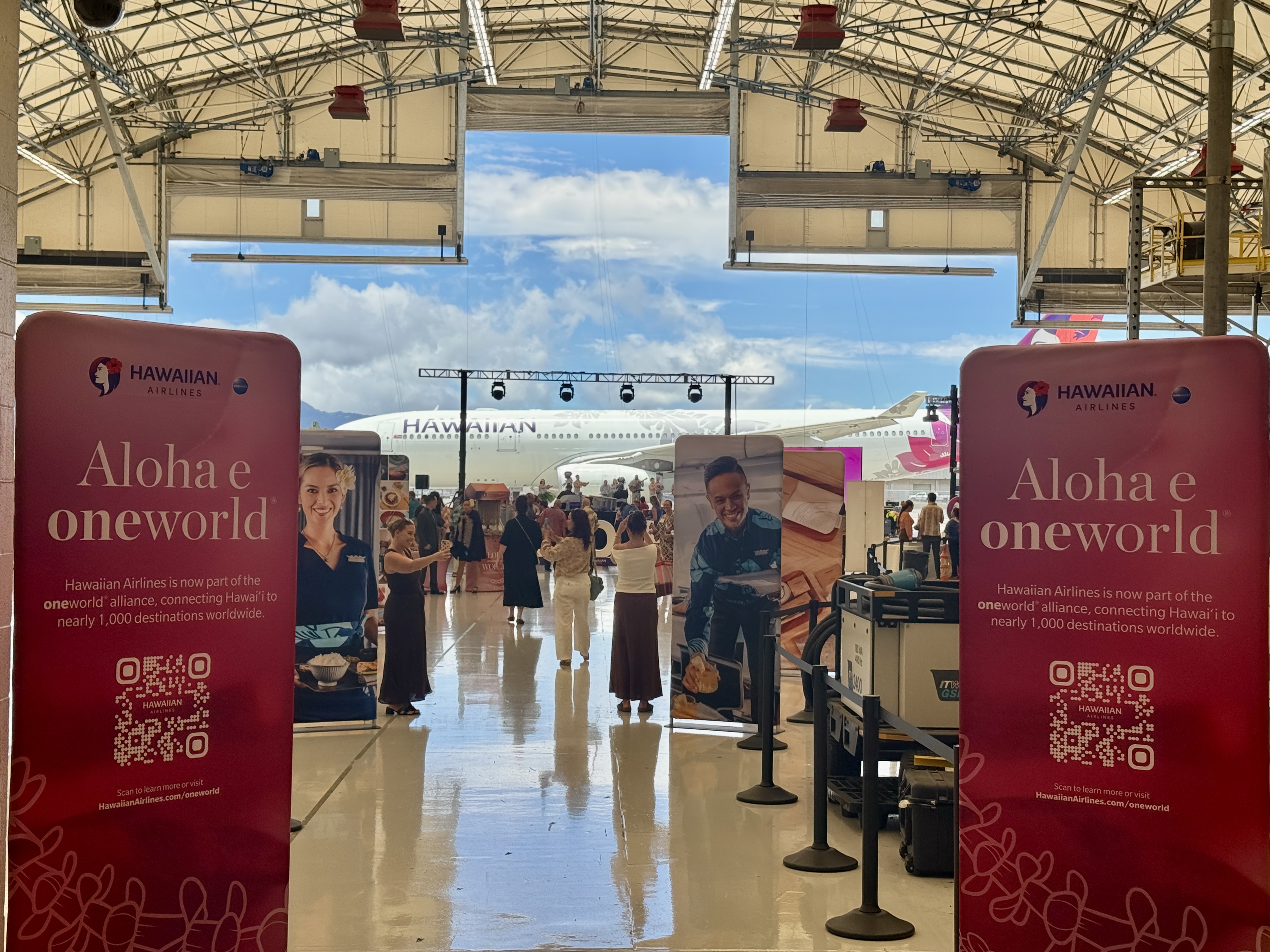 Hawaiian Celebrates Oneworld Membership, Unveils Special Livery