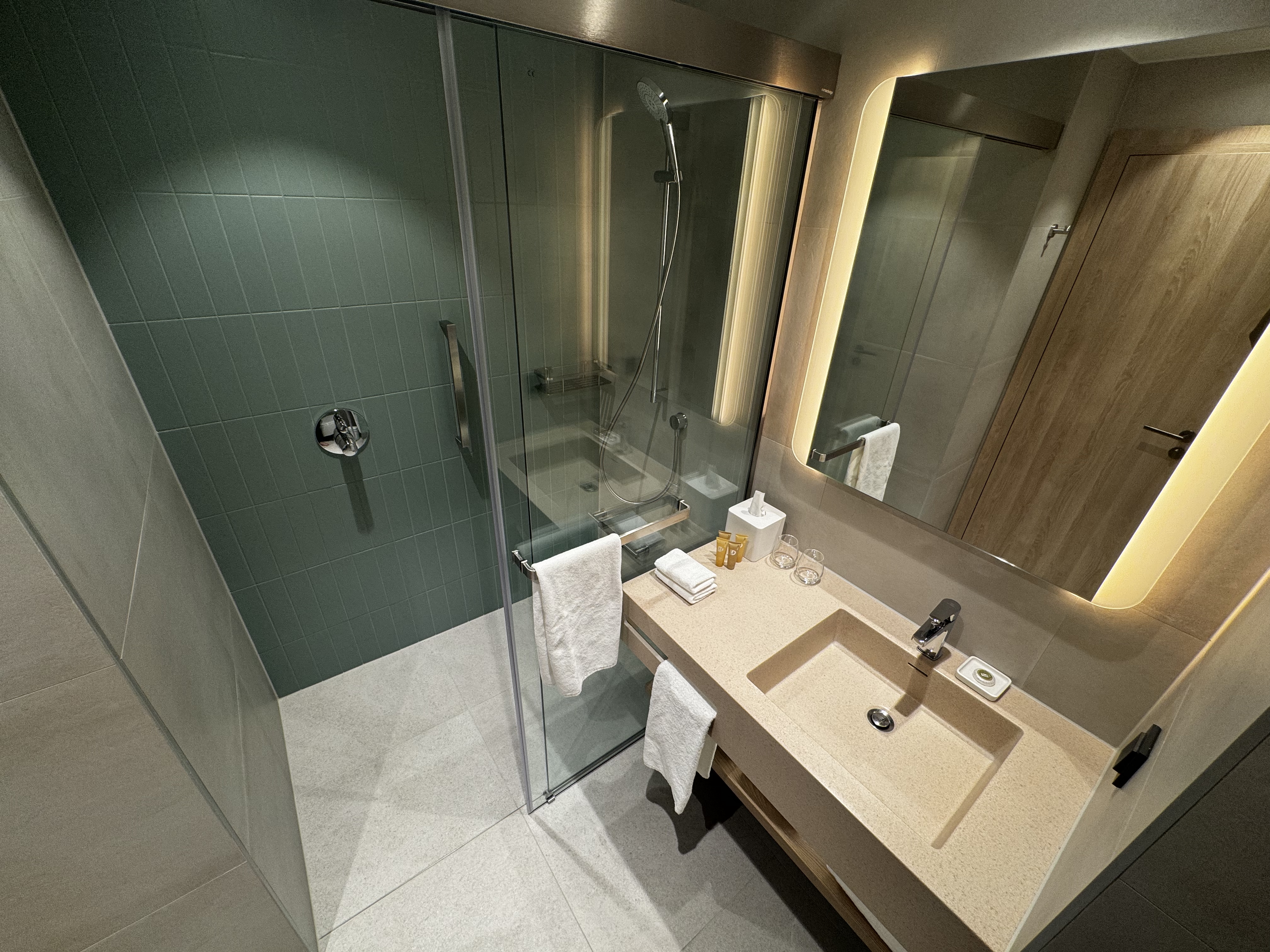 Hyatt Place Tallinn 1 King Deluxe High Floor bathroom