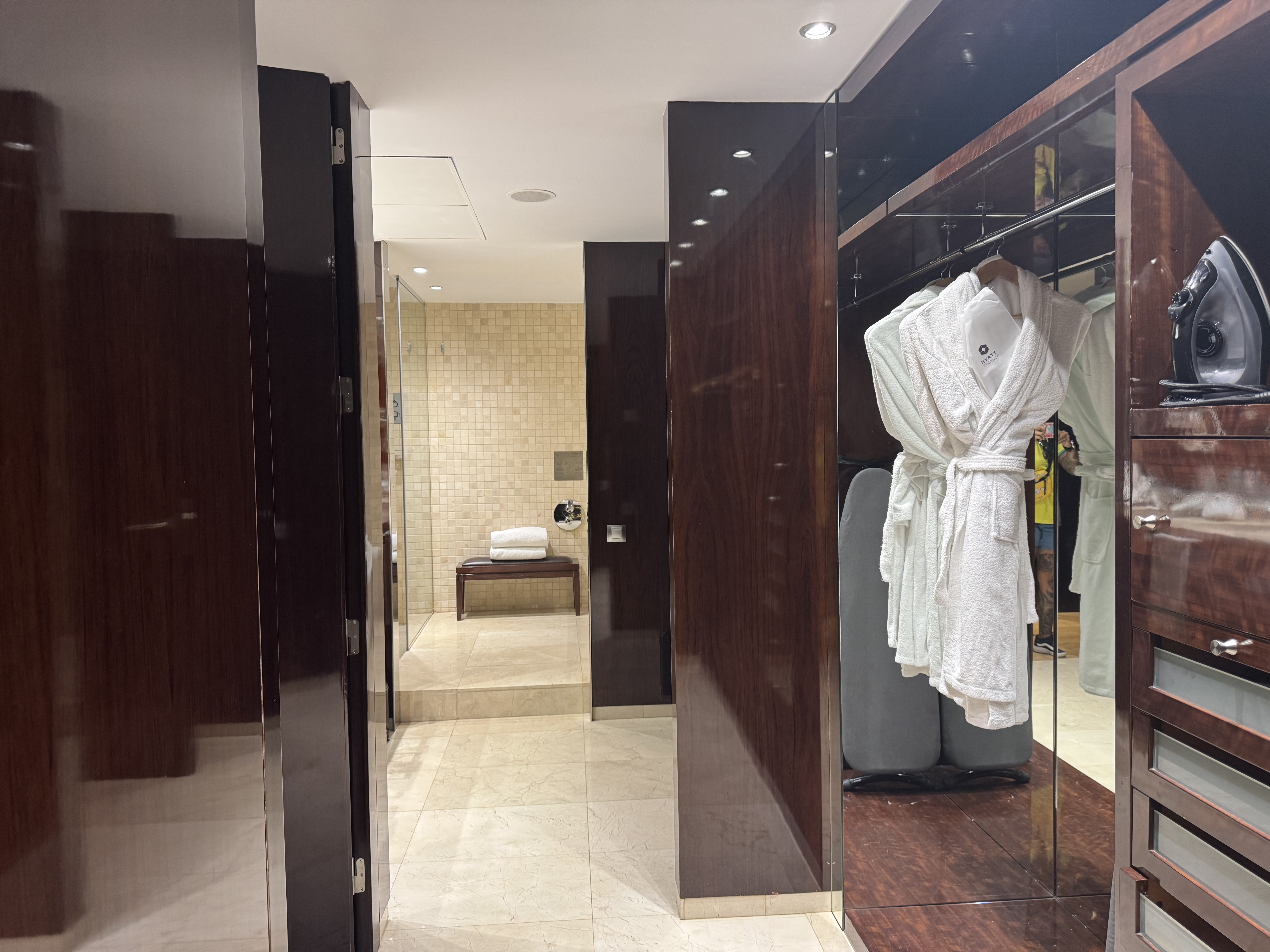 Hyatt Regency Barcelona Tower bathroom