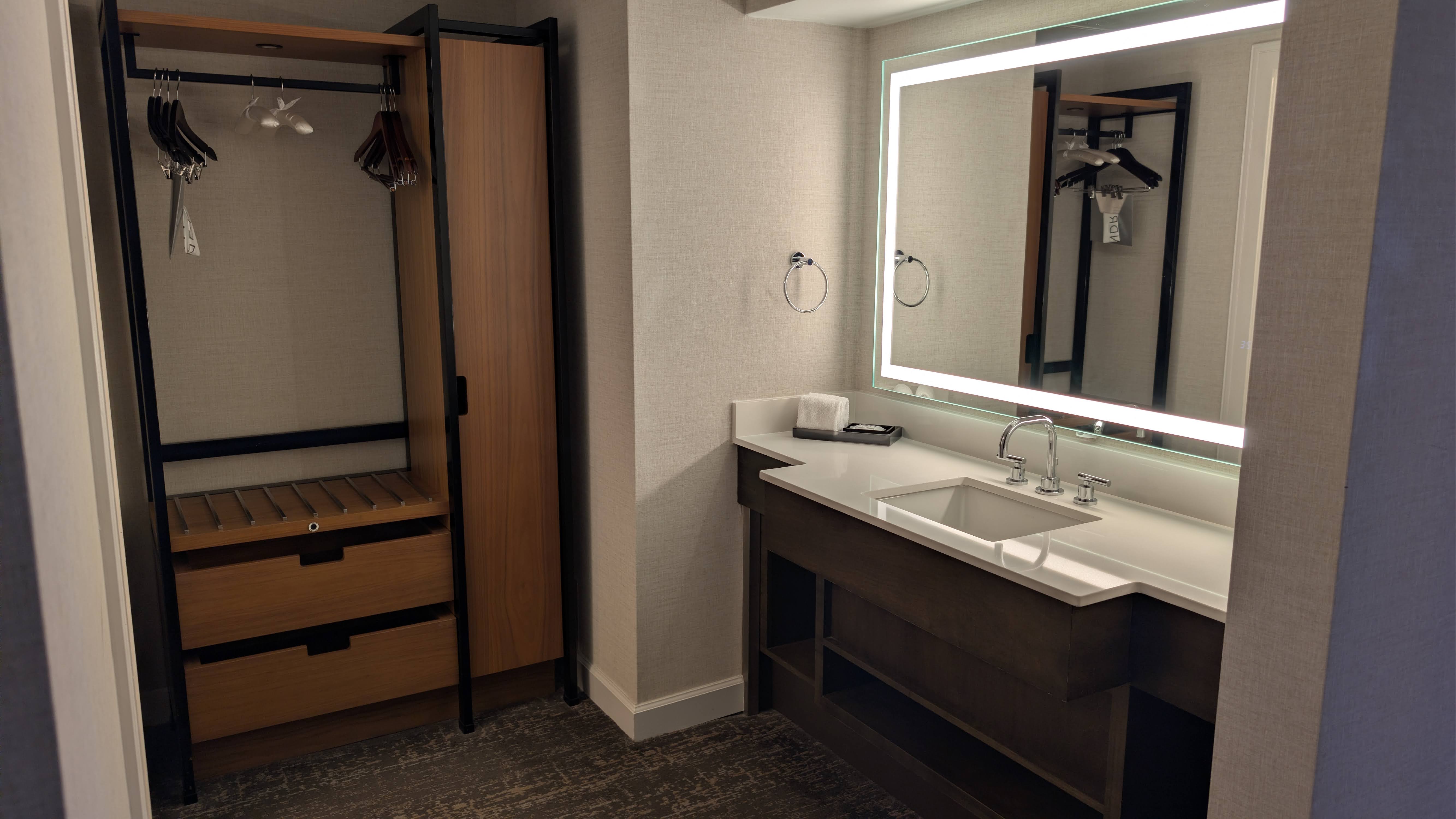 Hyatt Regency MCO guestroom bathroom vanity