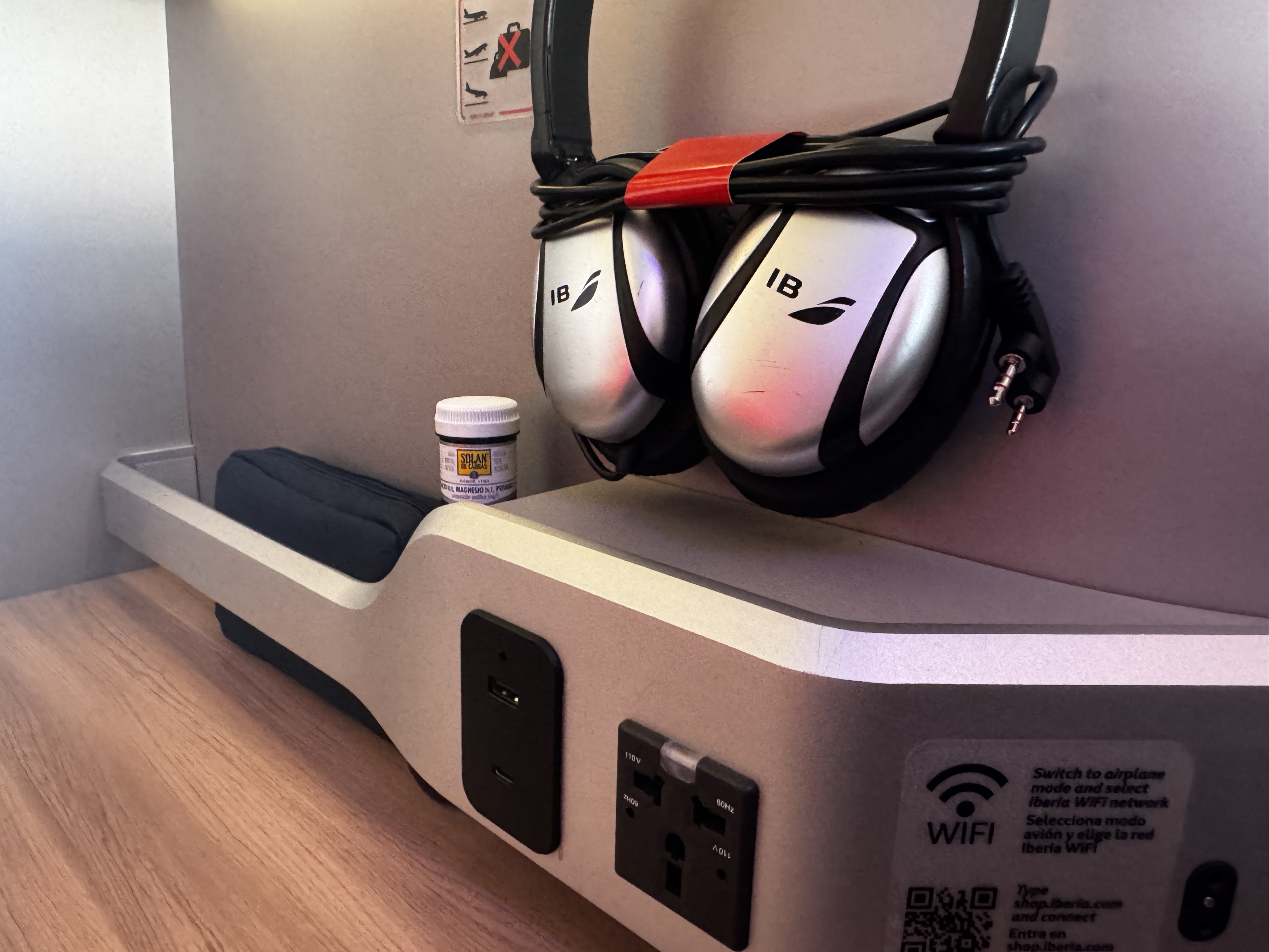 Iberia A321XLR MAD BOS headphones outlets Iberia A321XLR MAD BOS headphones outlets