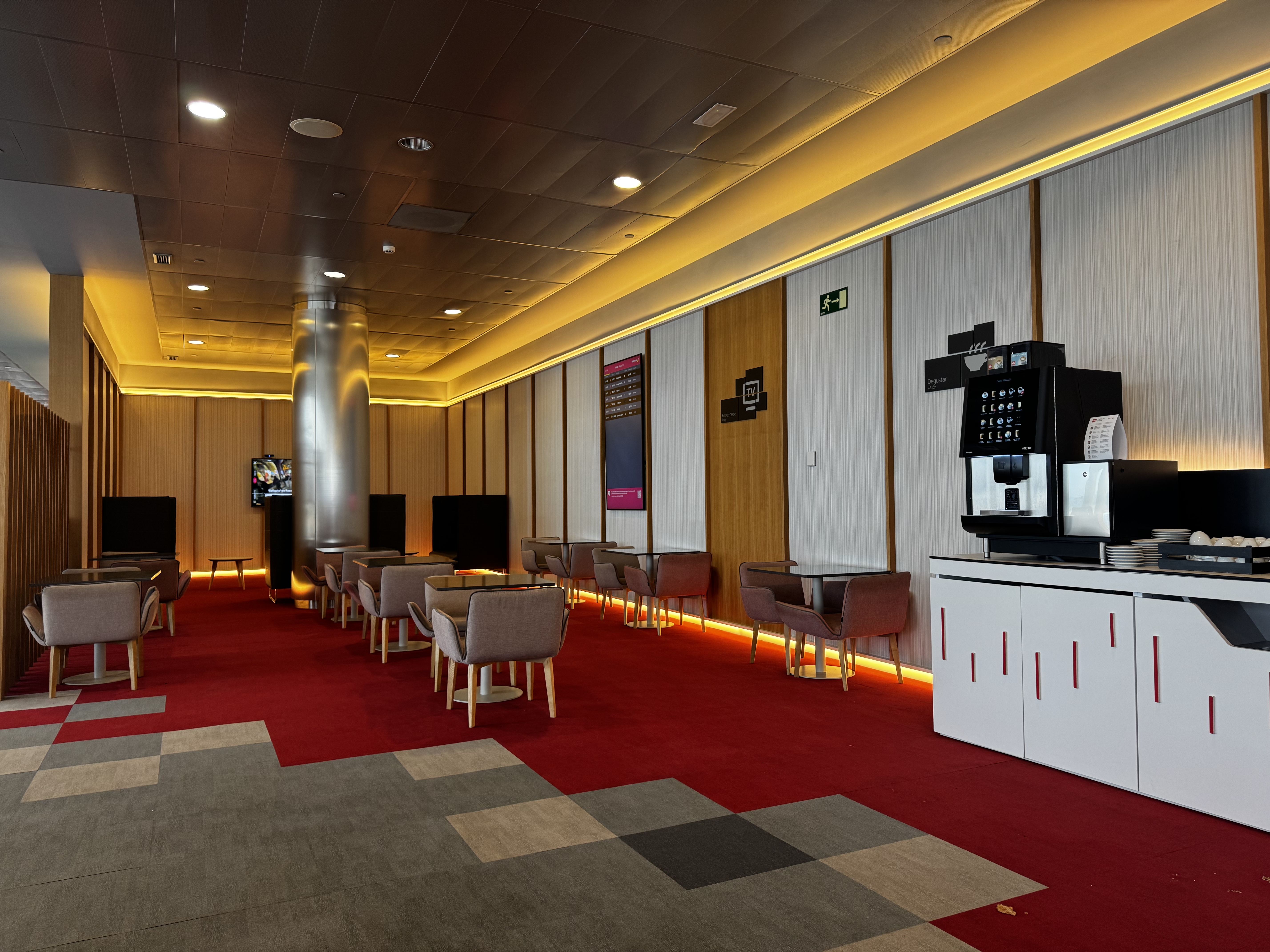 Iberia Velazquez Lounge Madrid MAD TV seating