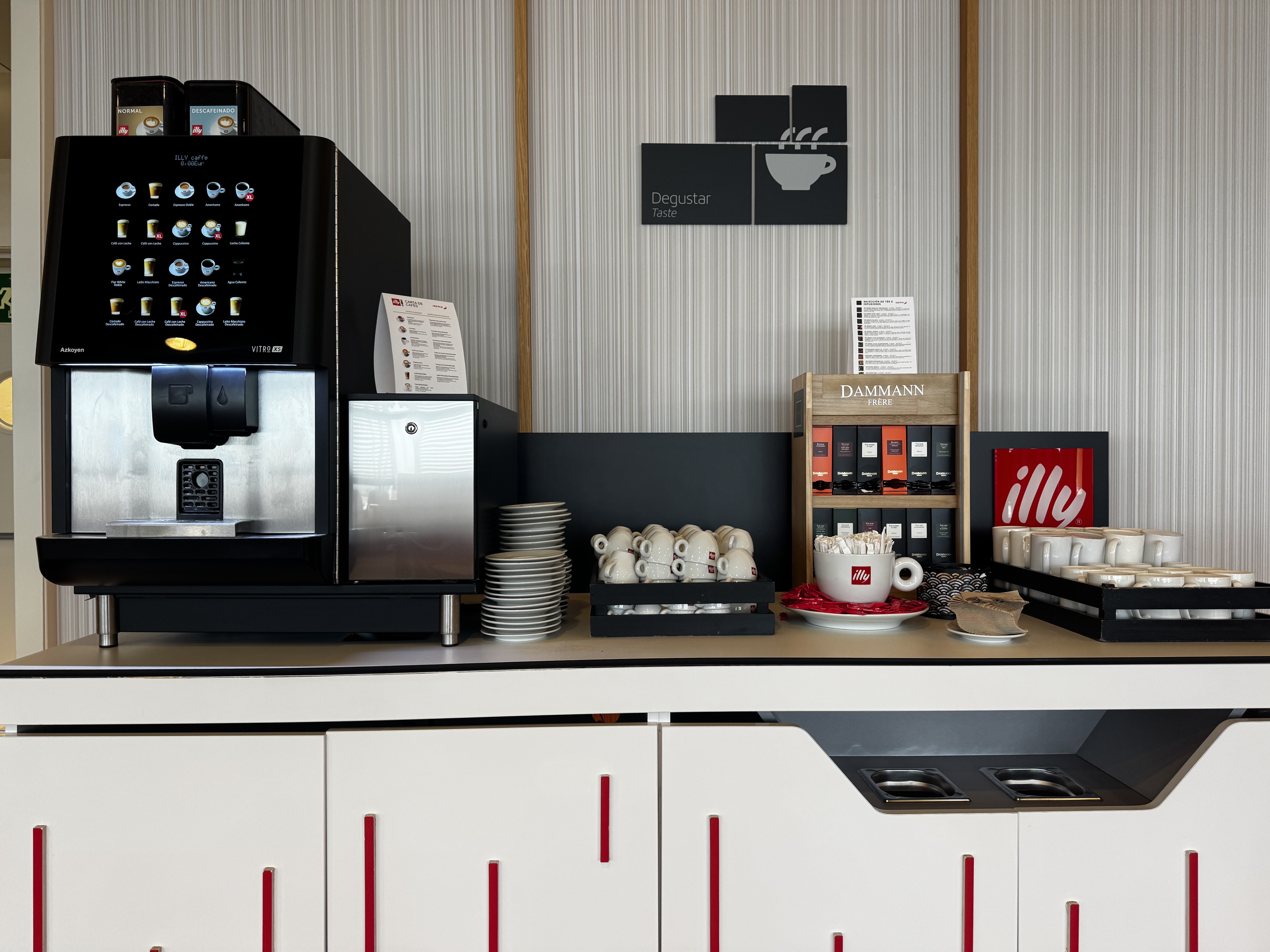 Iberia Velazquez Lounge Madrid MAD coffee stand