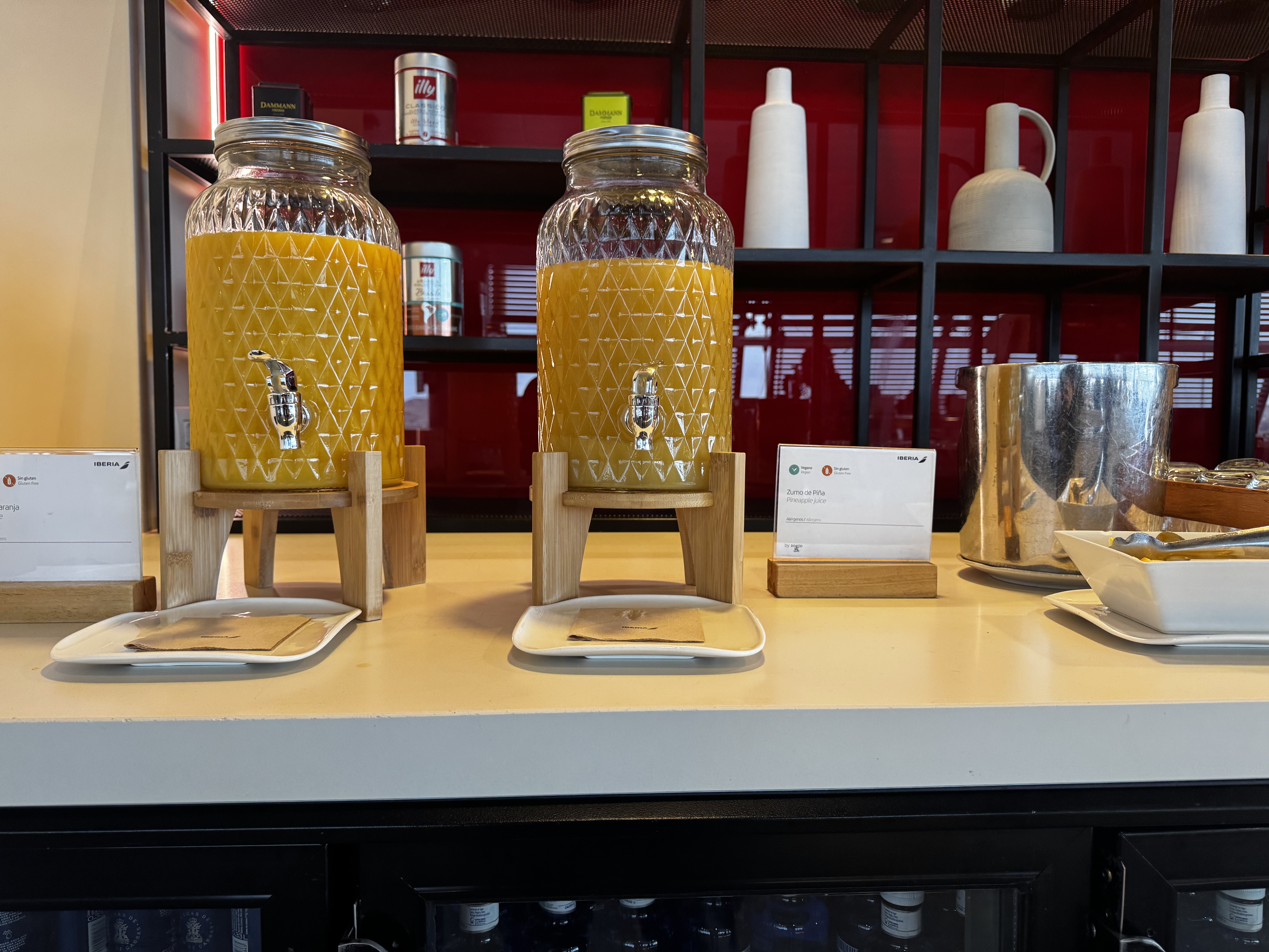 Iberia Velazquez Lounge Madrid MAD juices Iberia Velazquez Lounge Madrid MAD juices