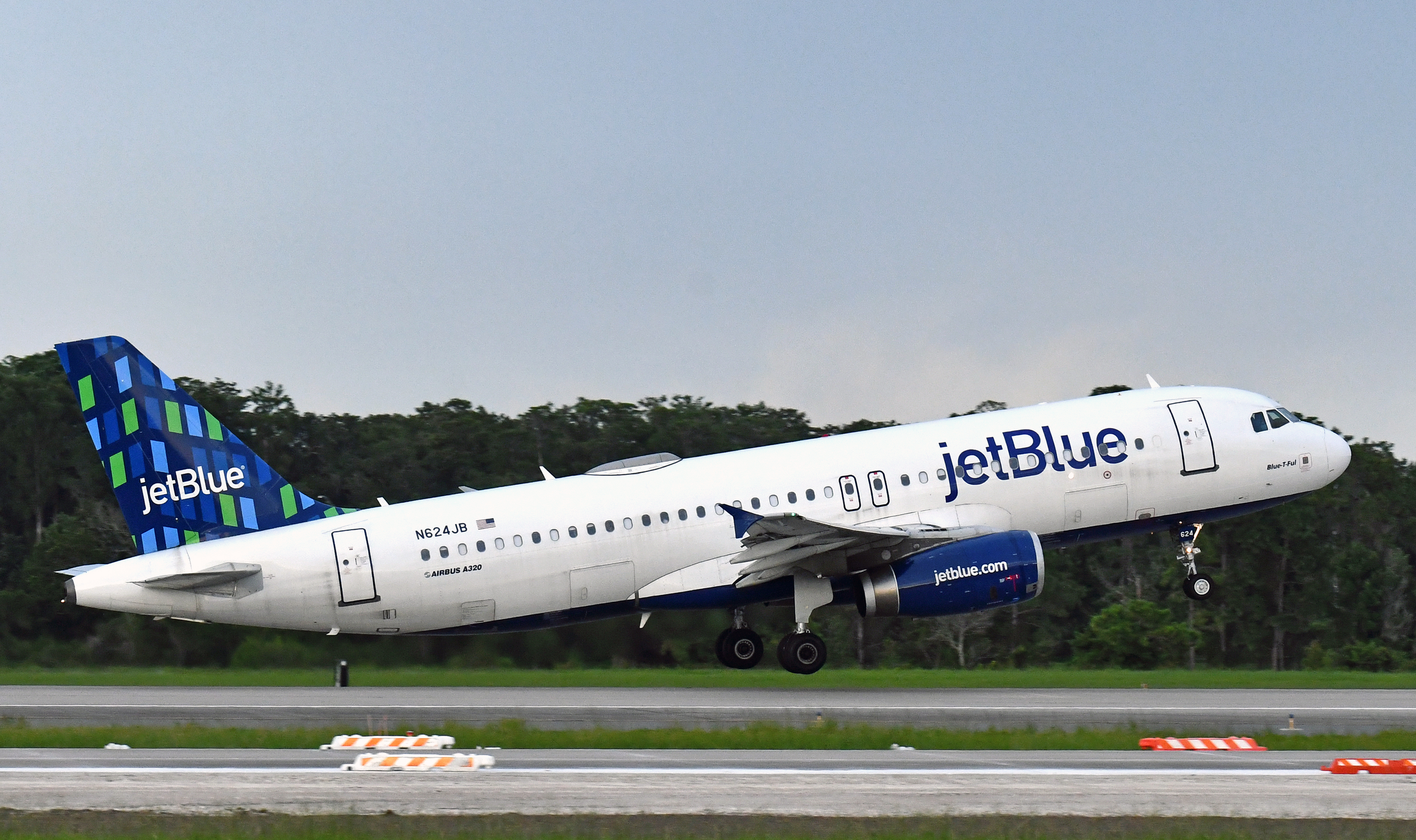 JetBlue A320 takeoff MCO JetBlue A320 takeoff MCO