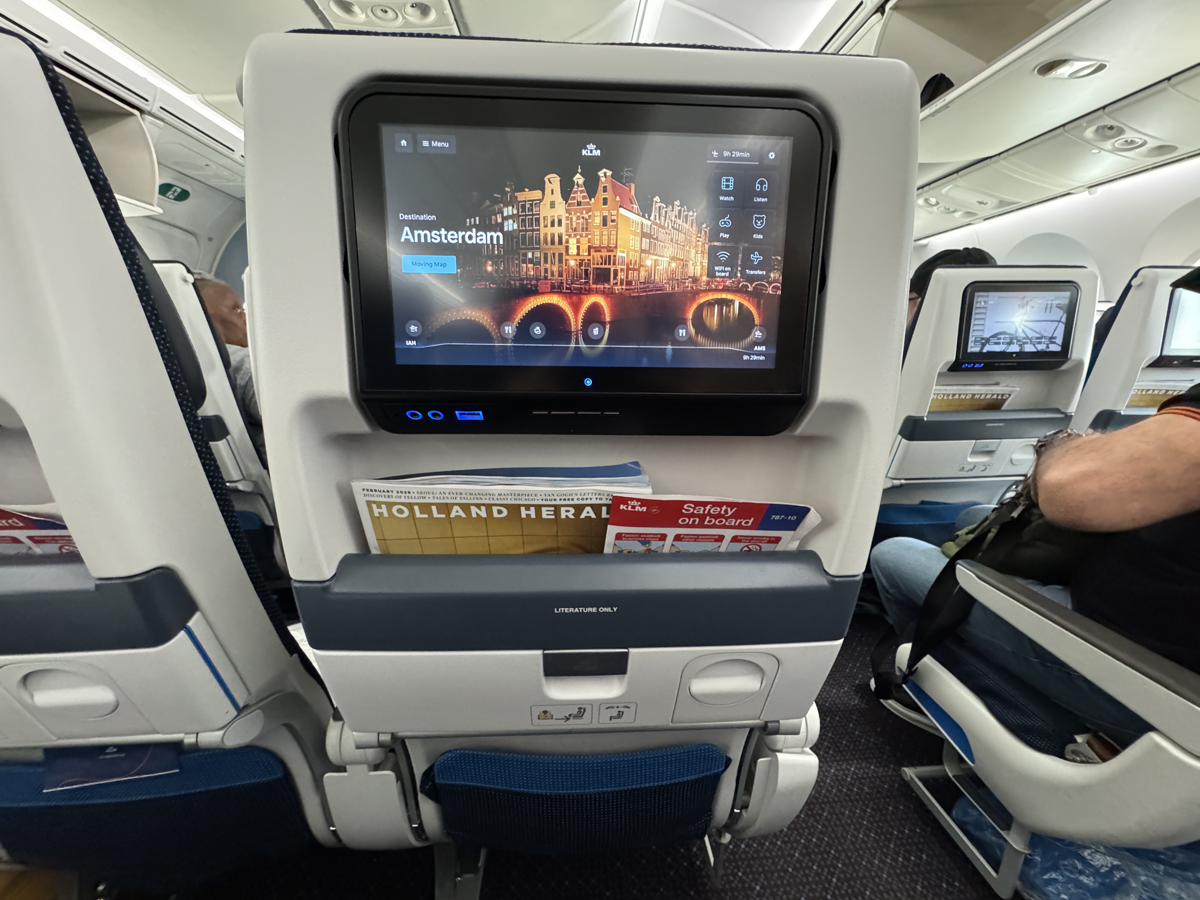 KLM 787 10 economy IAH AMS IFE