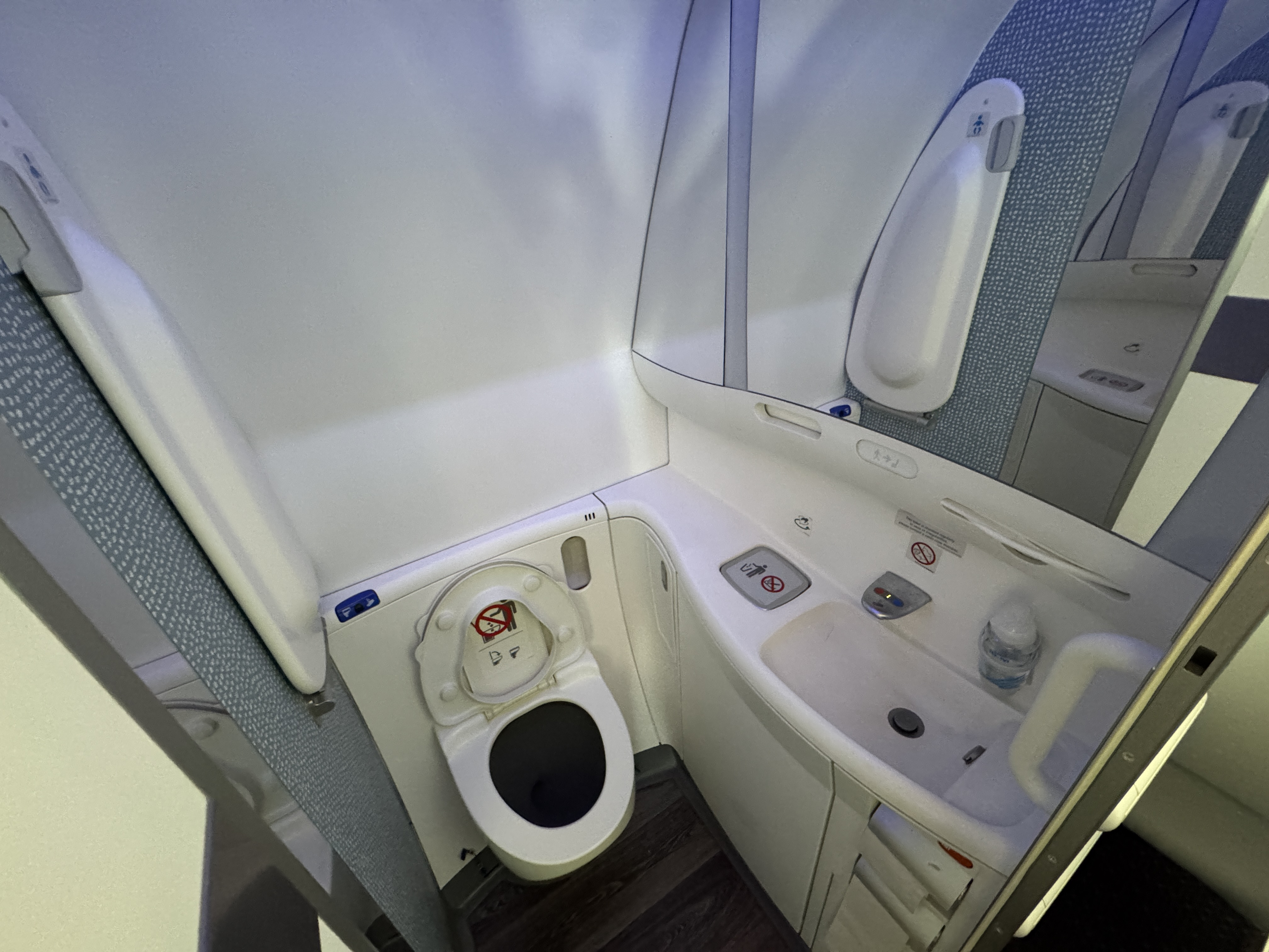 KLM 787 10 economy IAH AMS lavatory