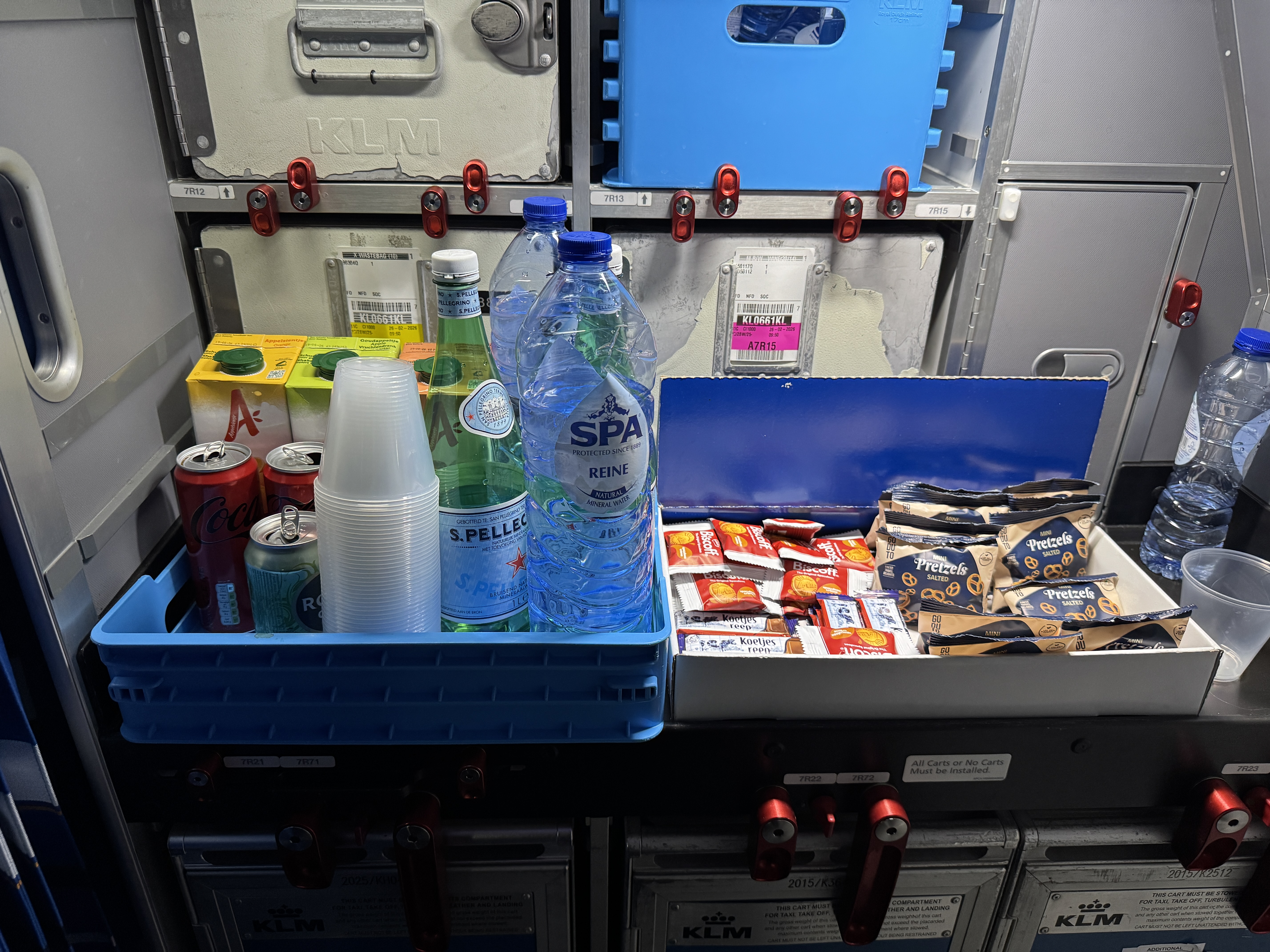 KLM 787 10 economy IAH AMS snack bar