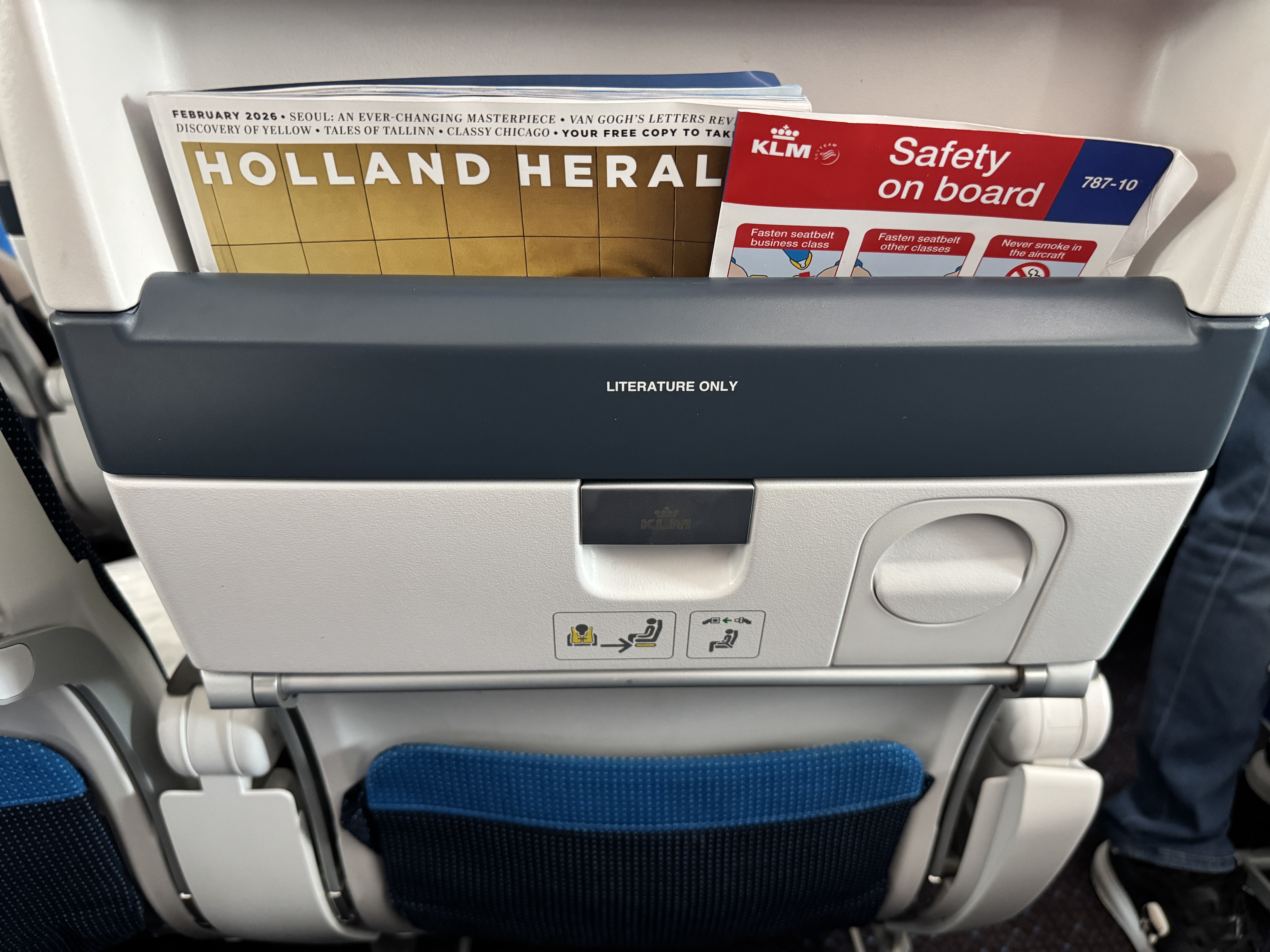 KLM 787 10 economy IAH AMS tray closed