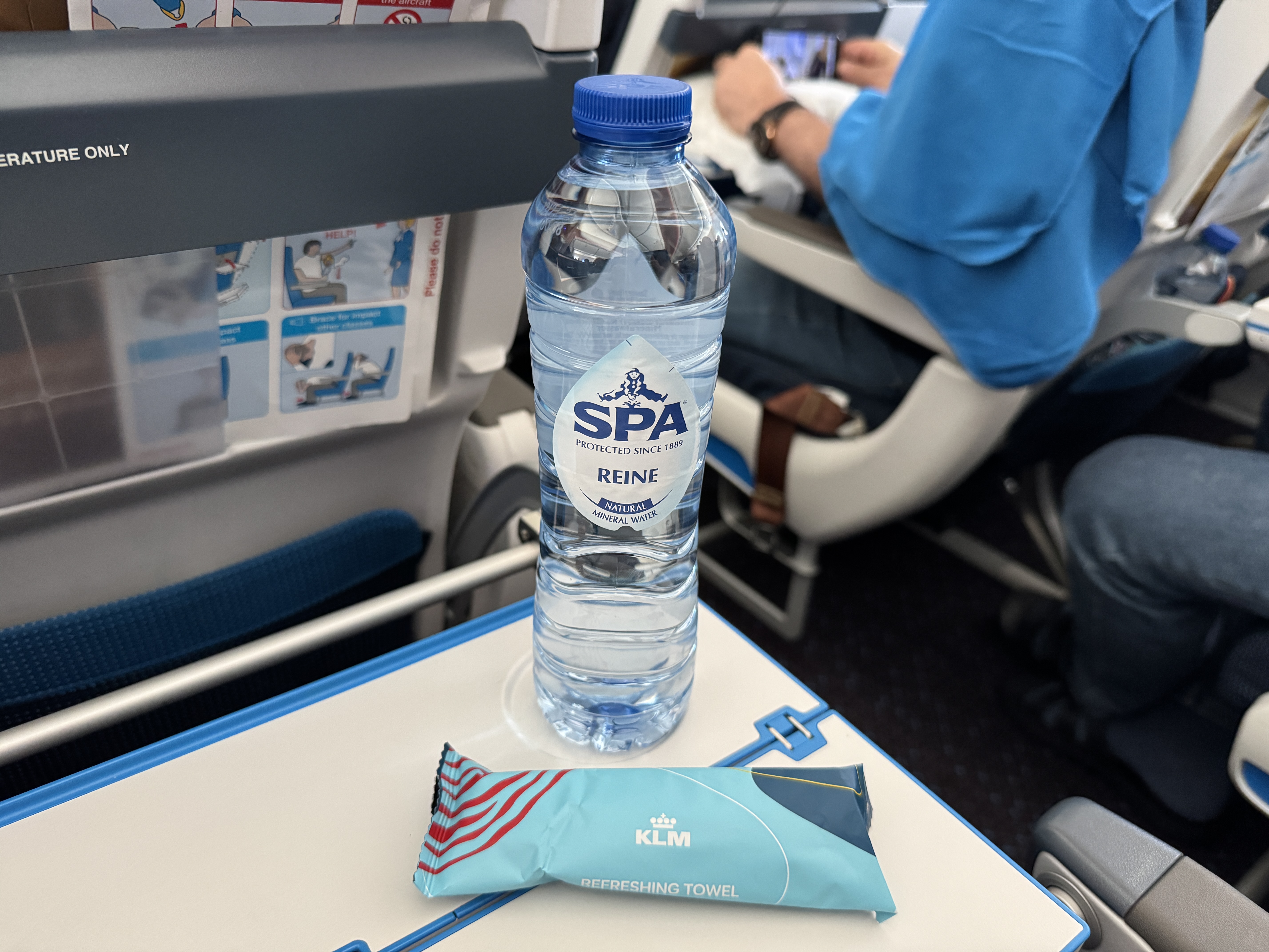 KLM 787 10 economy IAH AMS water towel