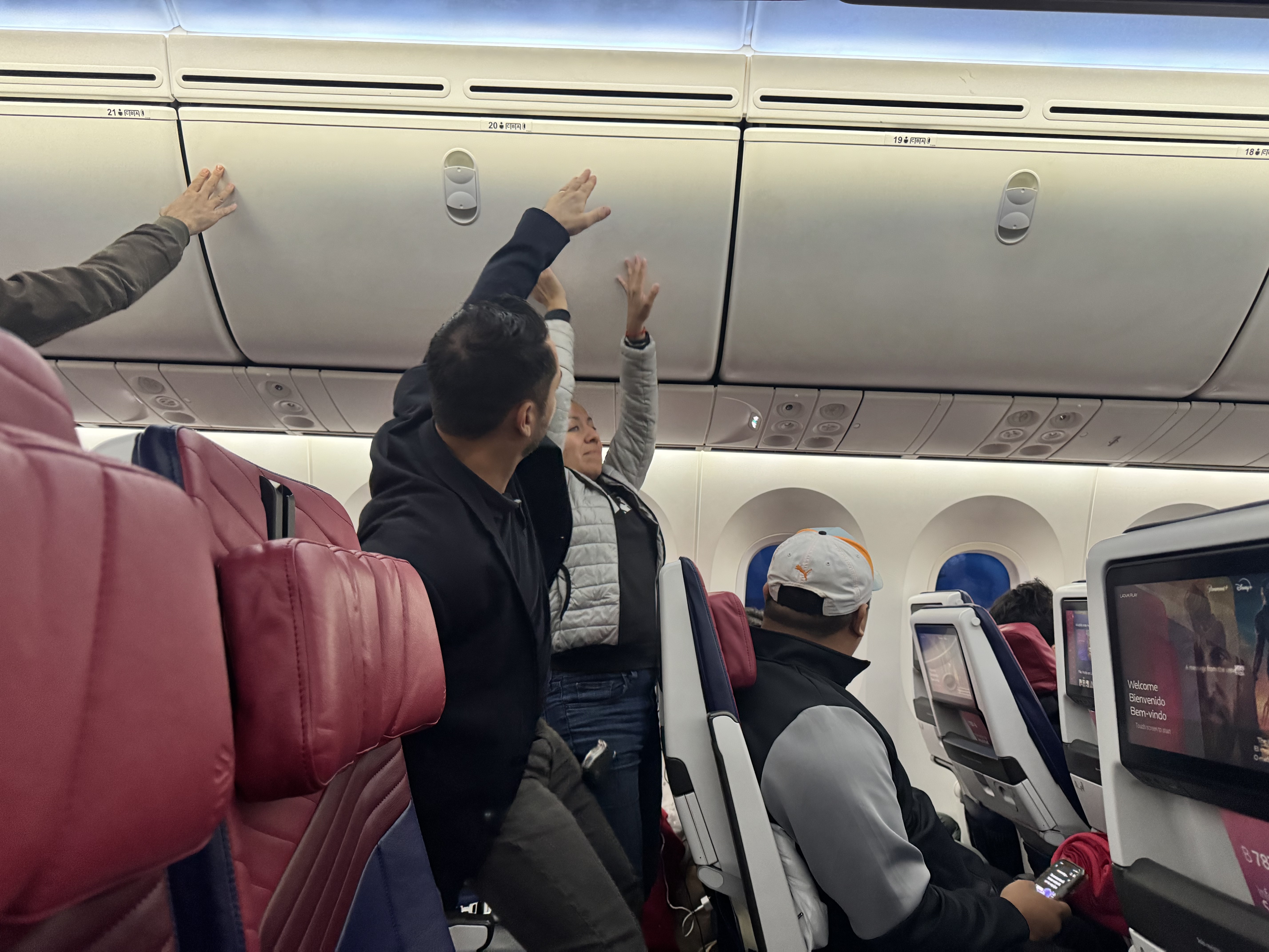 LATAM B787 9 GRU MEX Closing Overhead Bins LATAM B787 9 GRU MEX Closing Overhead Bins