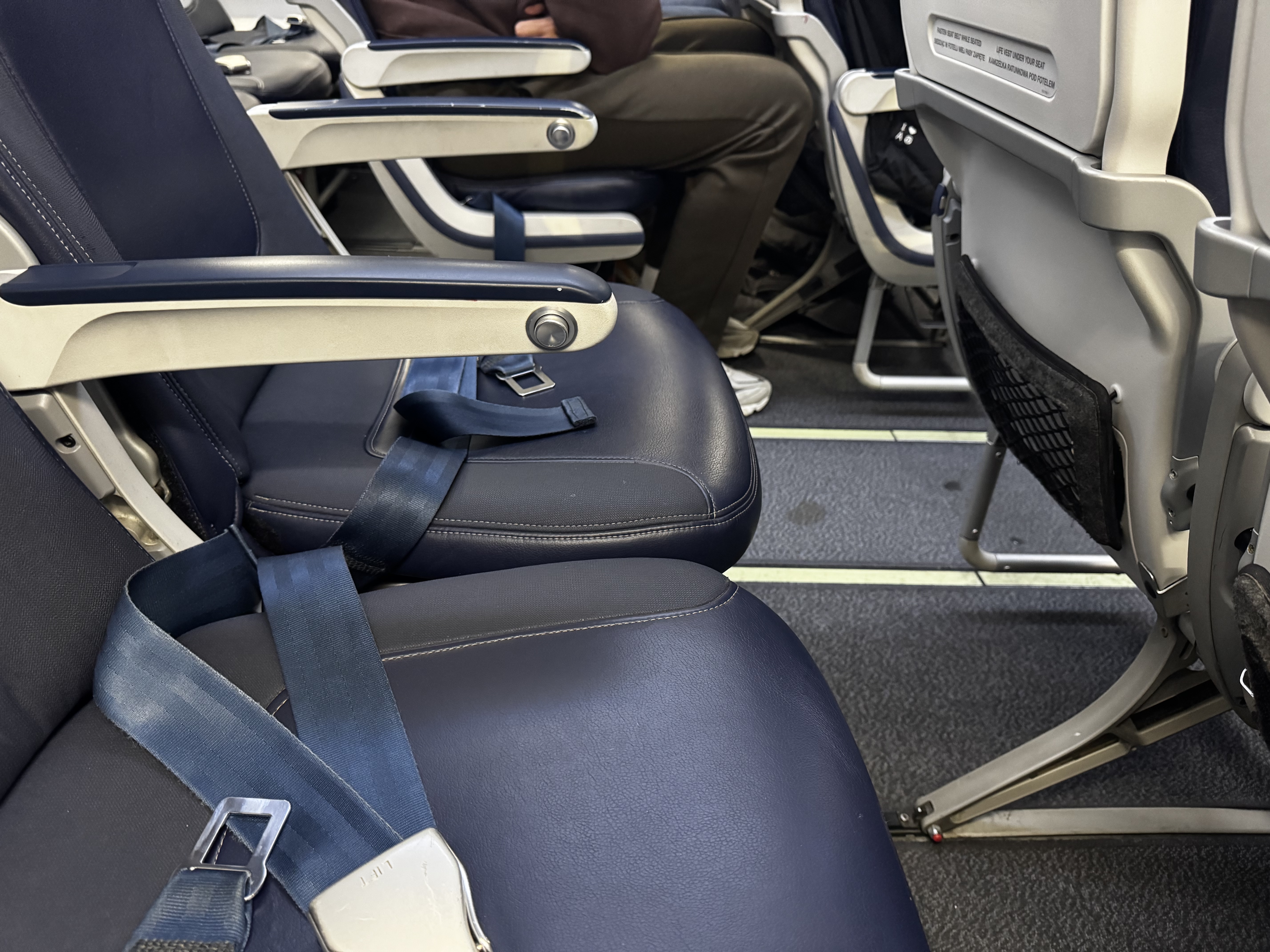 LOT Polish Boeing 737 MAX 8 seat pitch