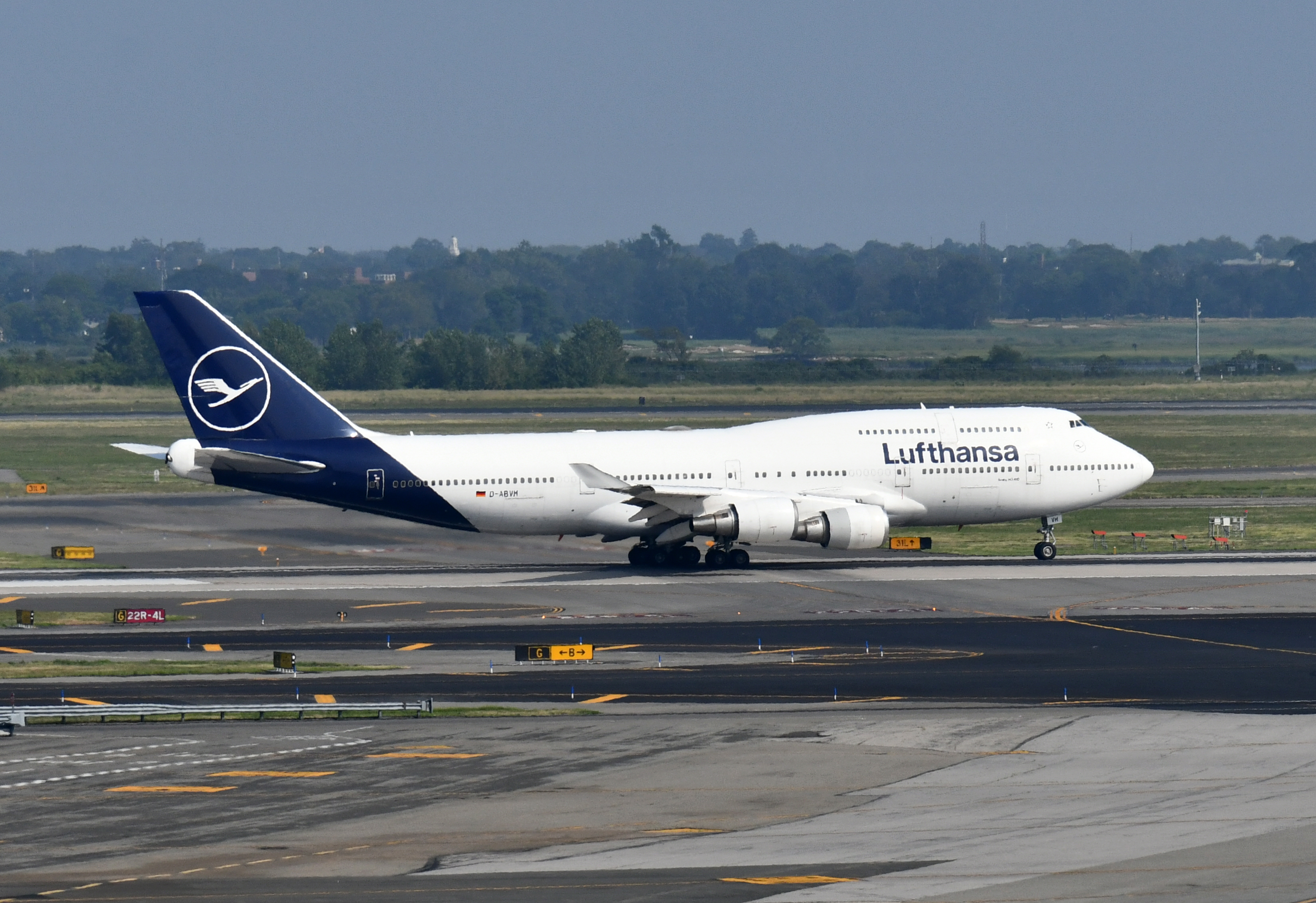Lufthansa_B747-8_First_Class_Seat_1A_Cherag_Dubash Lufthansa B747 400 Takeoff JFK 22R