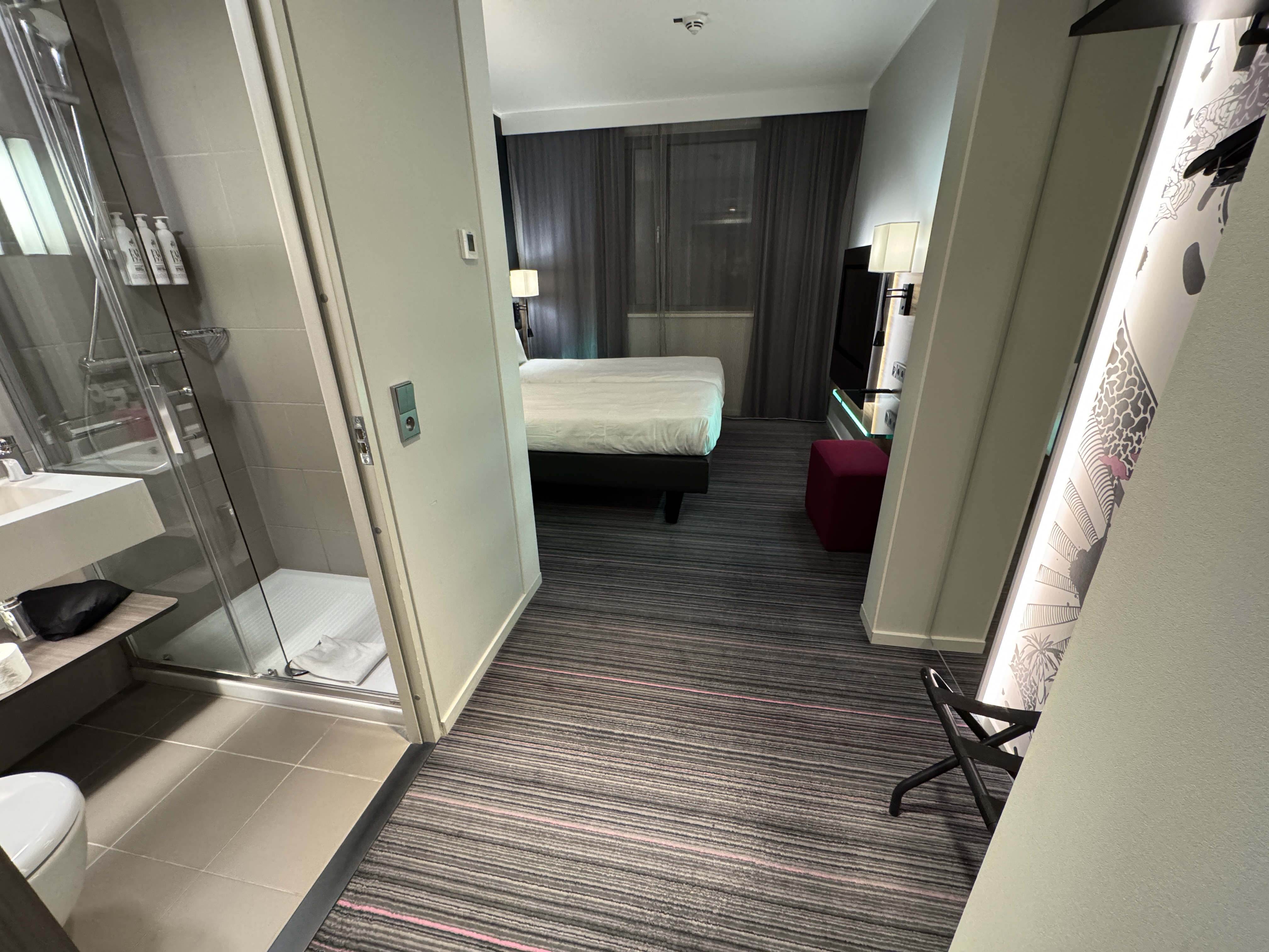 Moxy Paris Charles de Gaulle Airport twin beds Moxy Paris Charles de Gaulle Airport room from entry