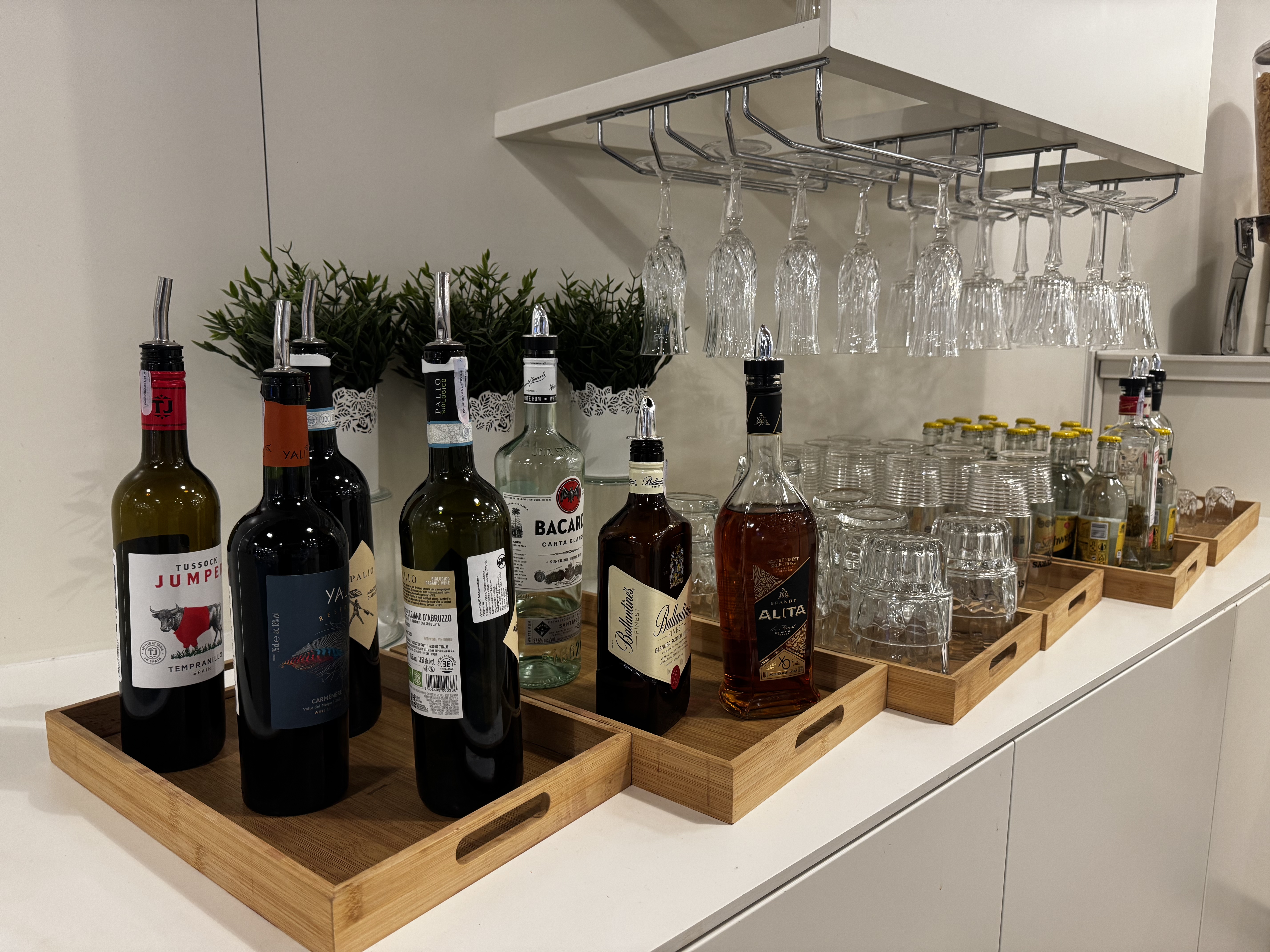 Narbutas Business Lounge Vilnius VNO alcohol
