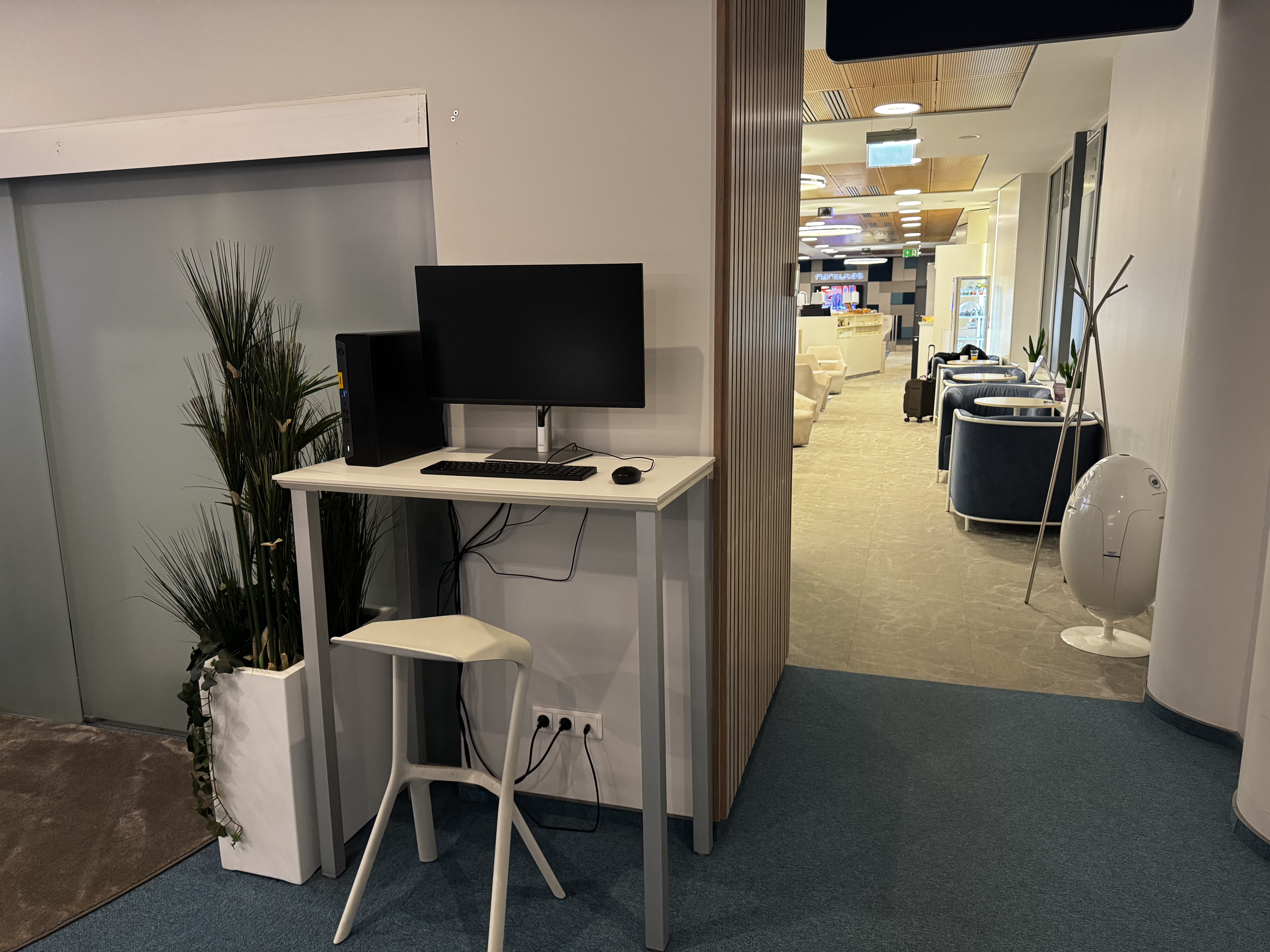 Narbutas Business Lounge Vilnius VNO computer