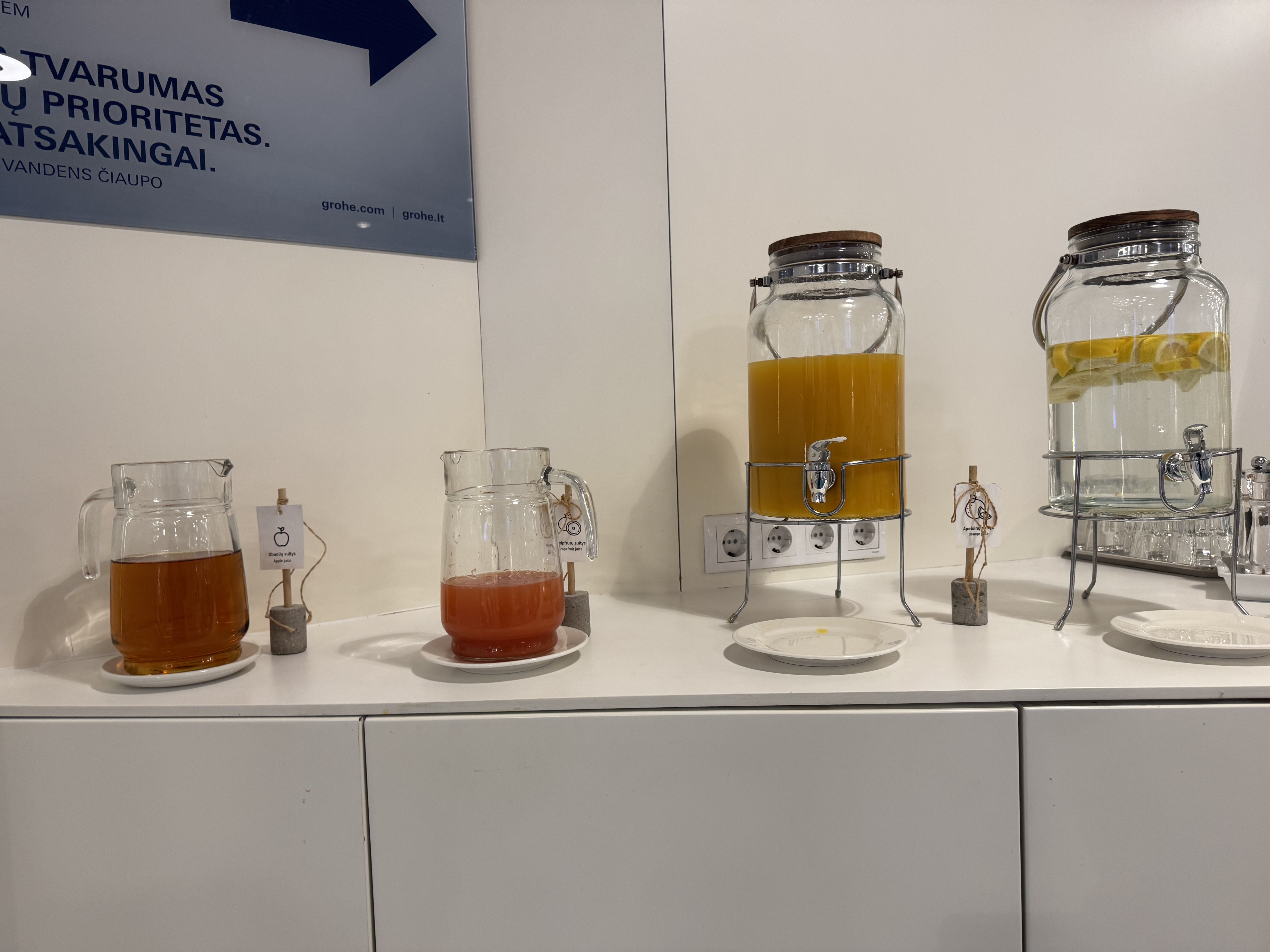 Narbutas Business Lounge Vilnius VNO juices