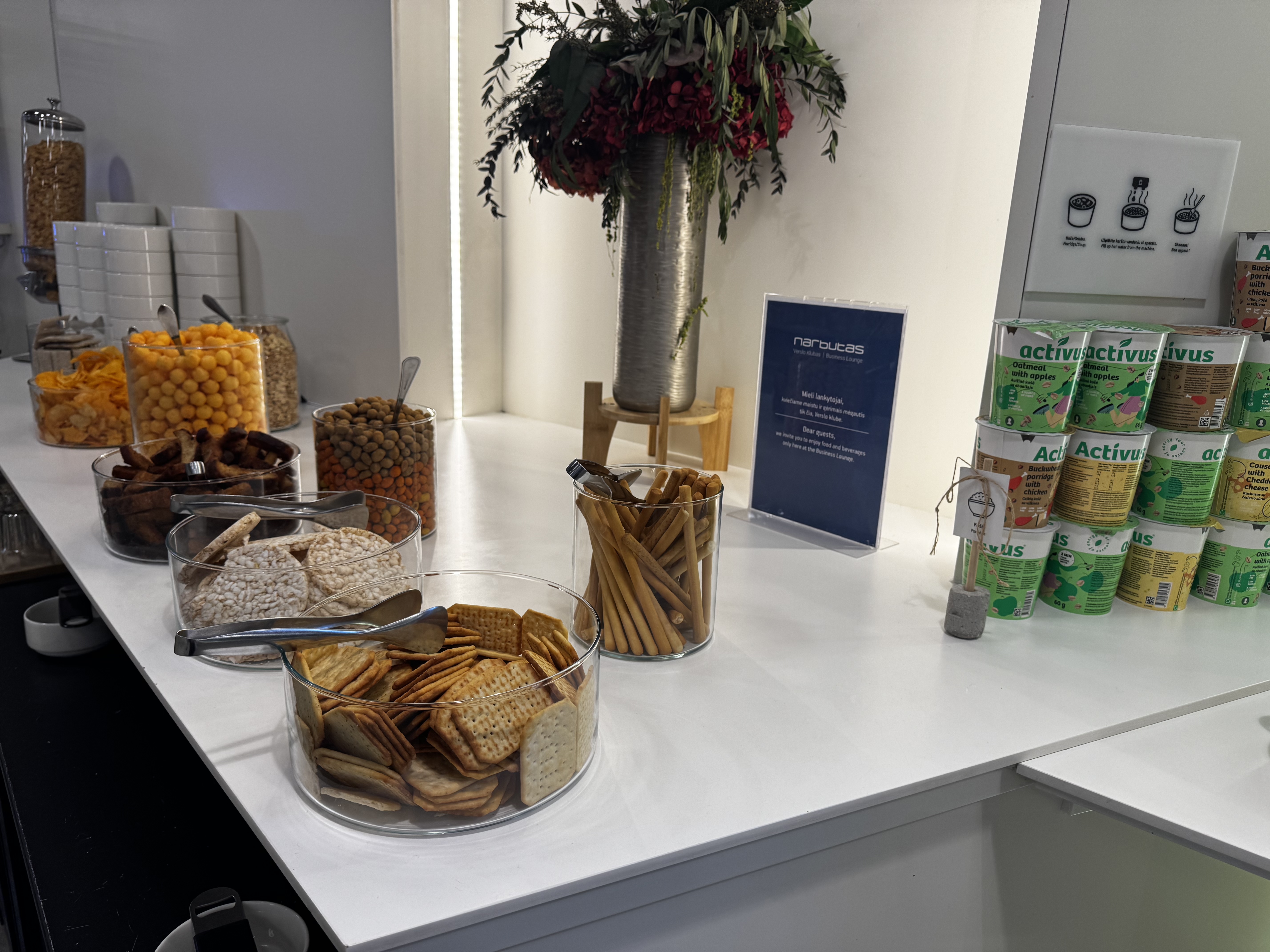 Narbutas Business Lounge Vilnius VNO snacks