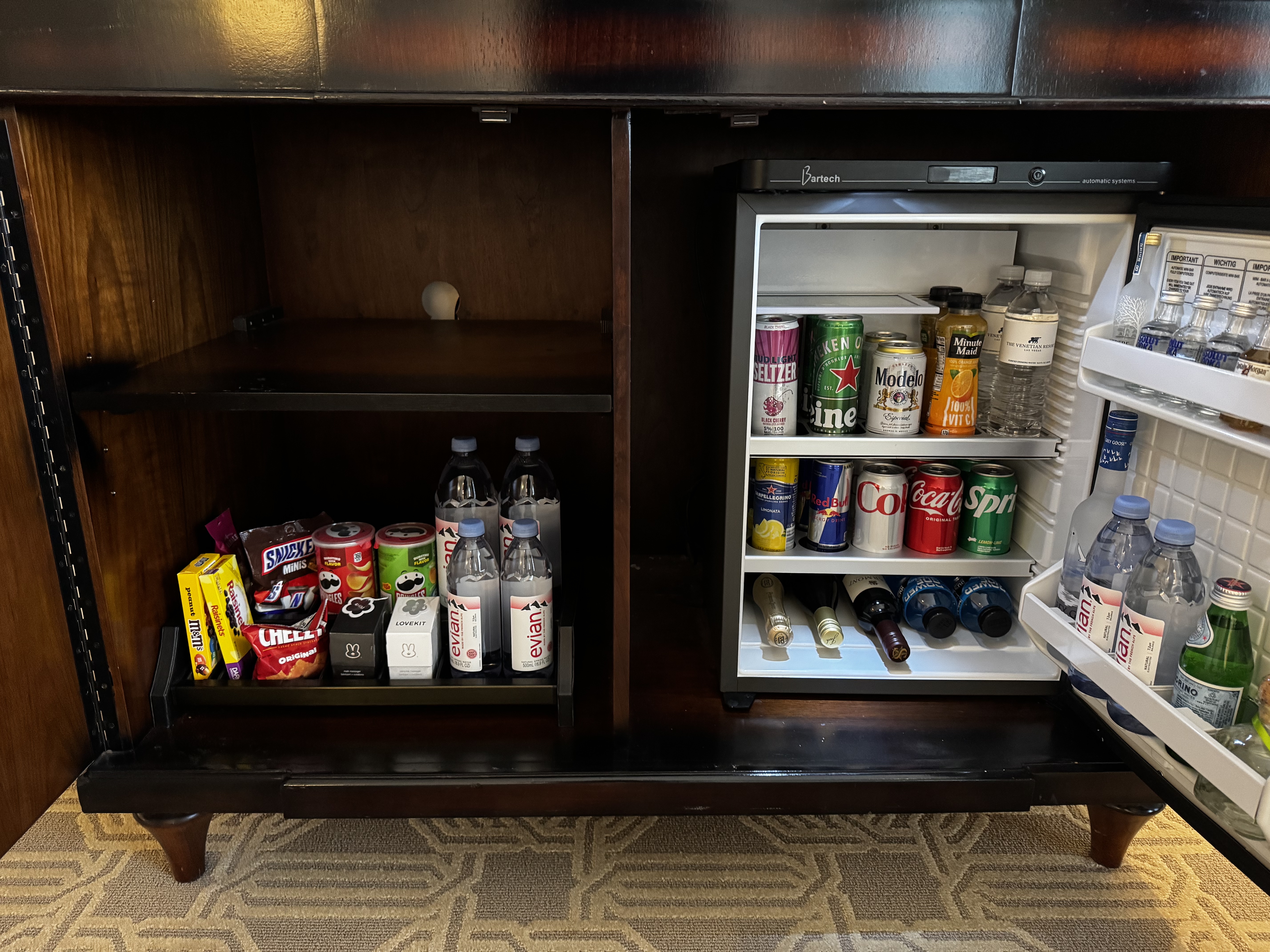 Palazzo Las Vegas Luxury King Suite minibar