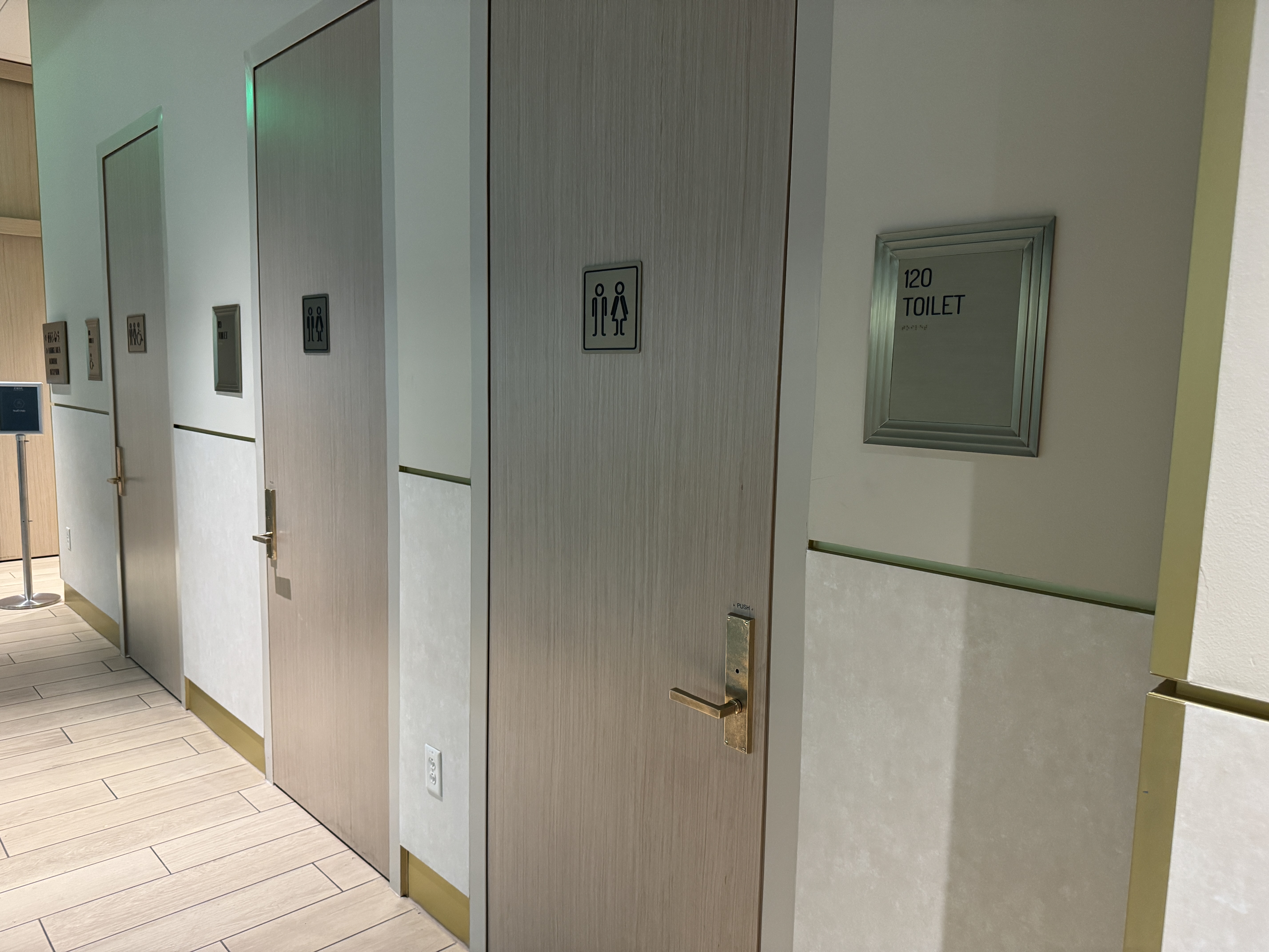 Plaza Premium Lounge DFW toilets