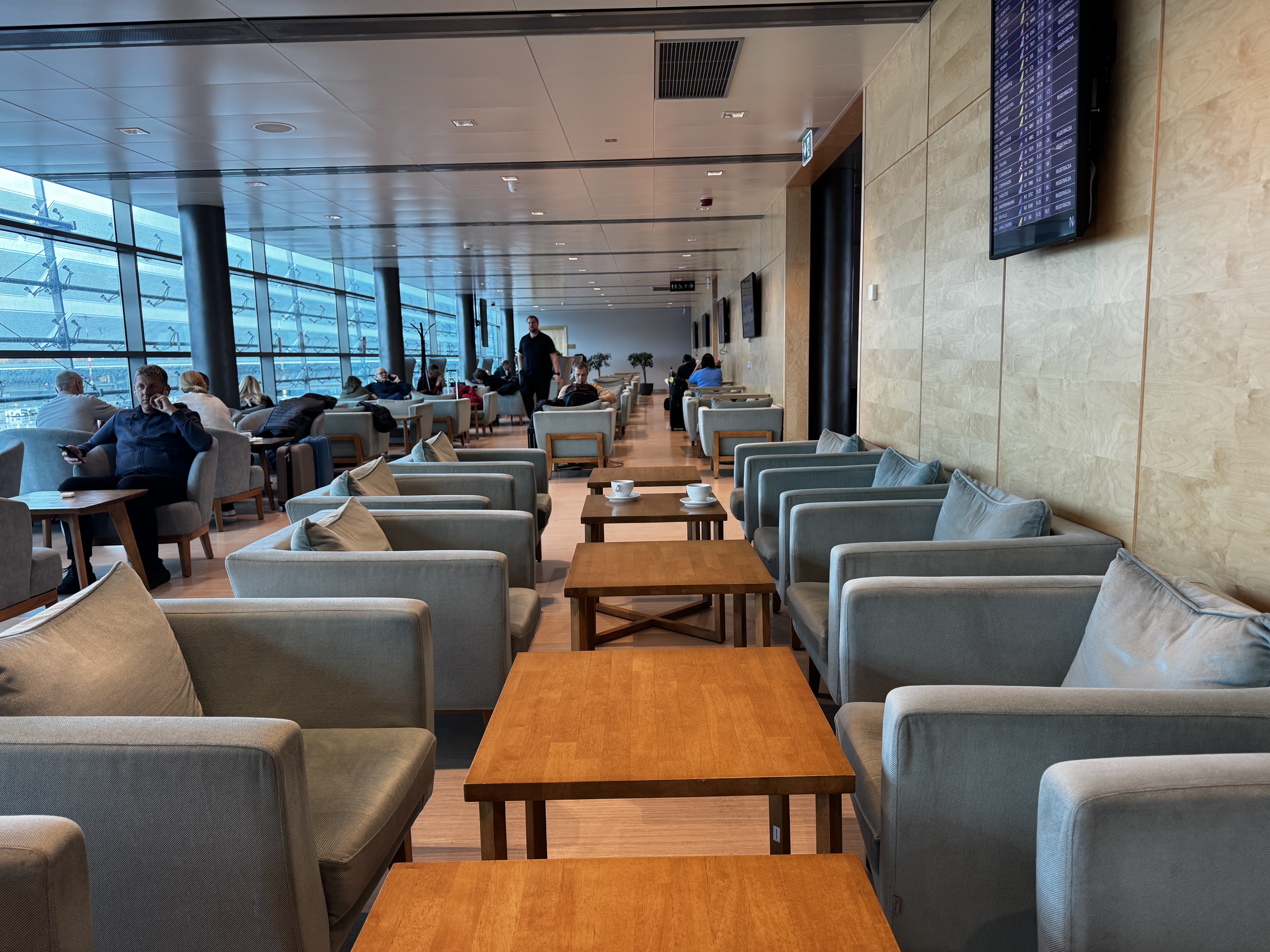 Primeclass Lounge Riga RIX main seating