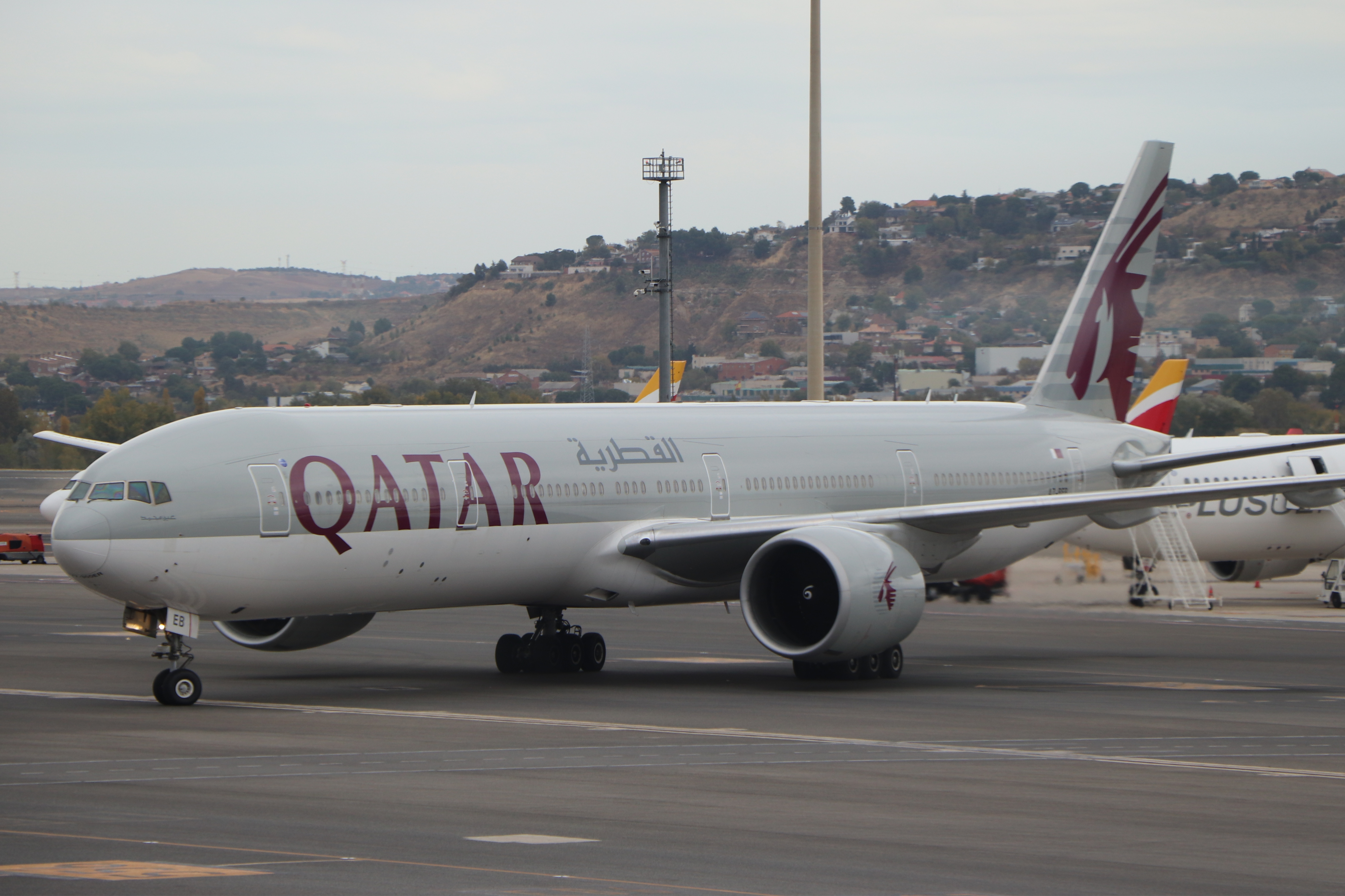 Qatar Airways B777 turning at MAD