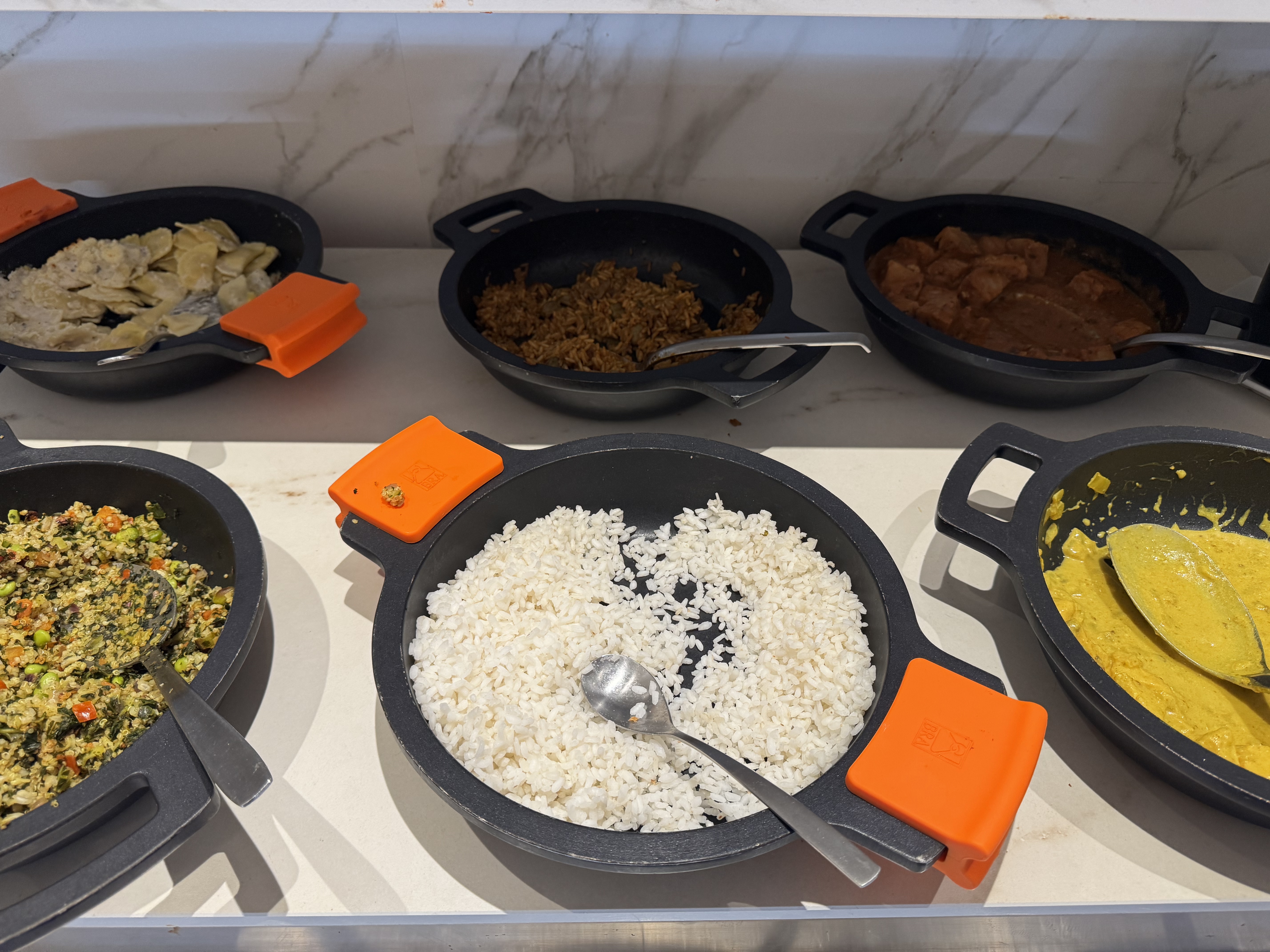 Sala VIP Canudas BCN Terminal 2 hot dishes
