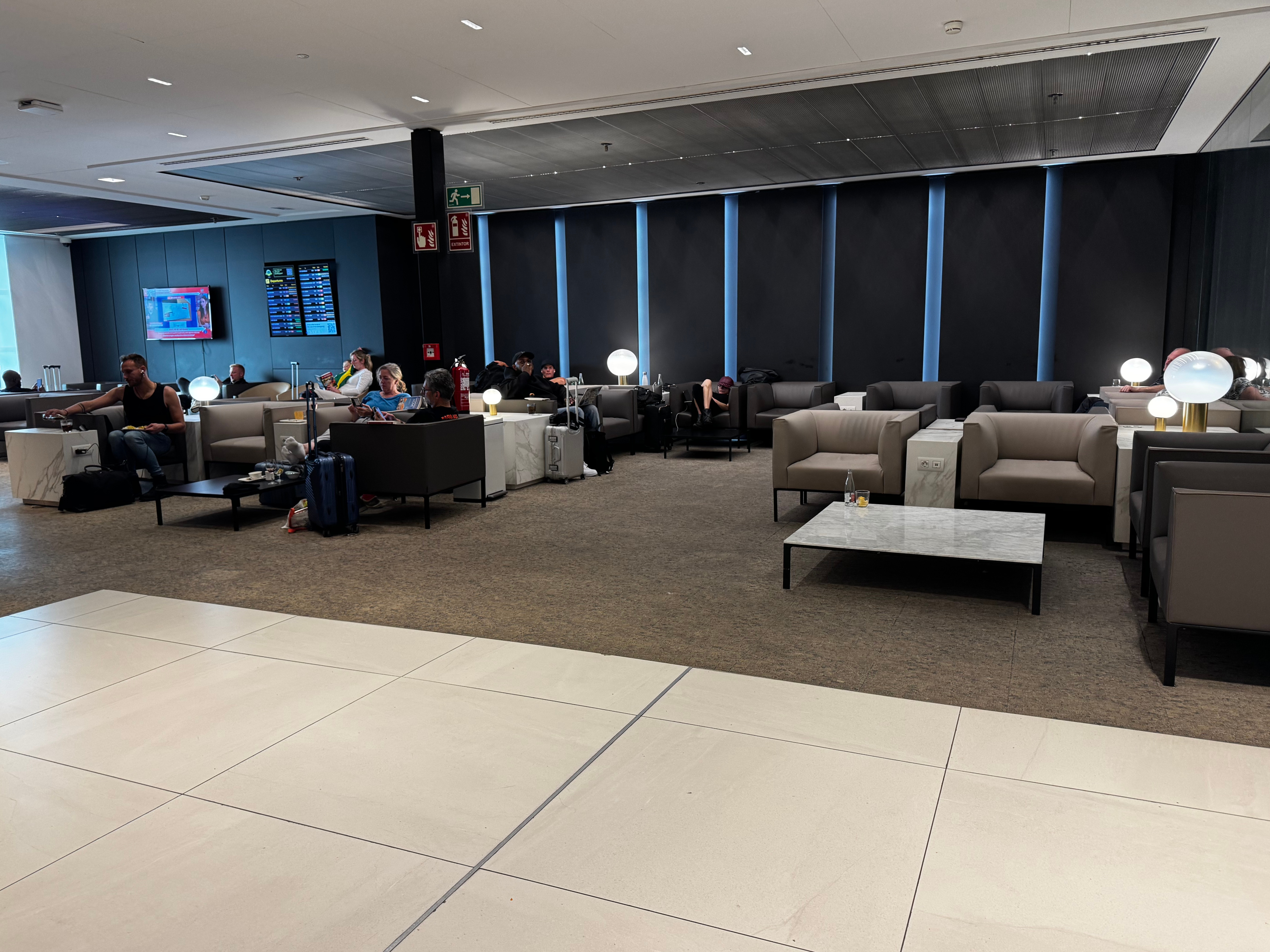 Sala VIP Canudas BCN Terminal 2 rear seating