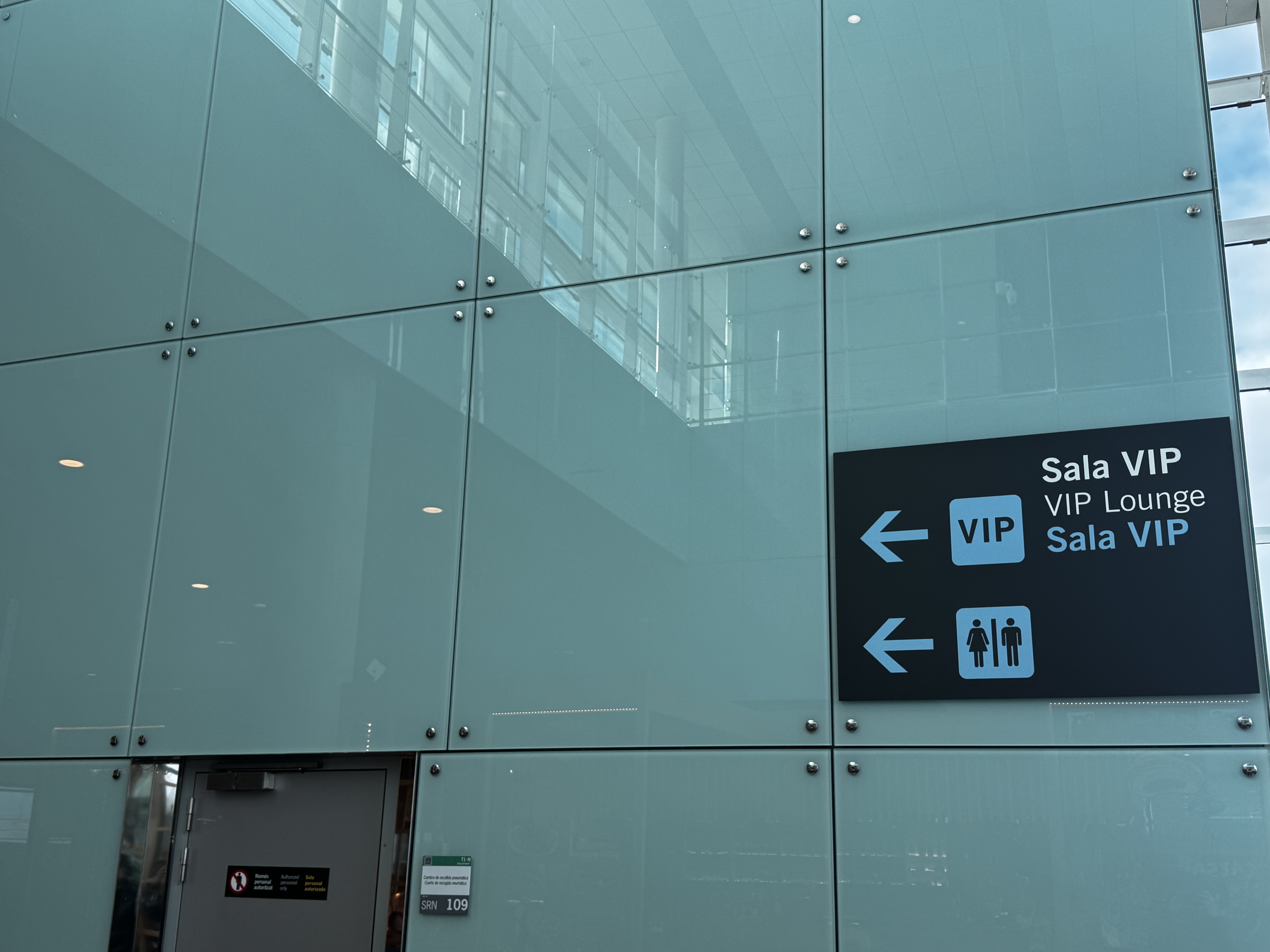 Sala VIP Colomer Lounge BCN sign