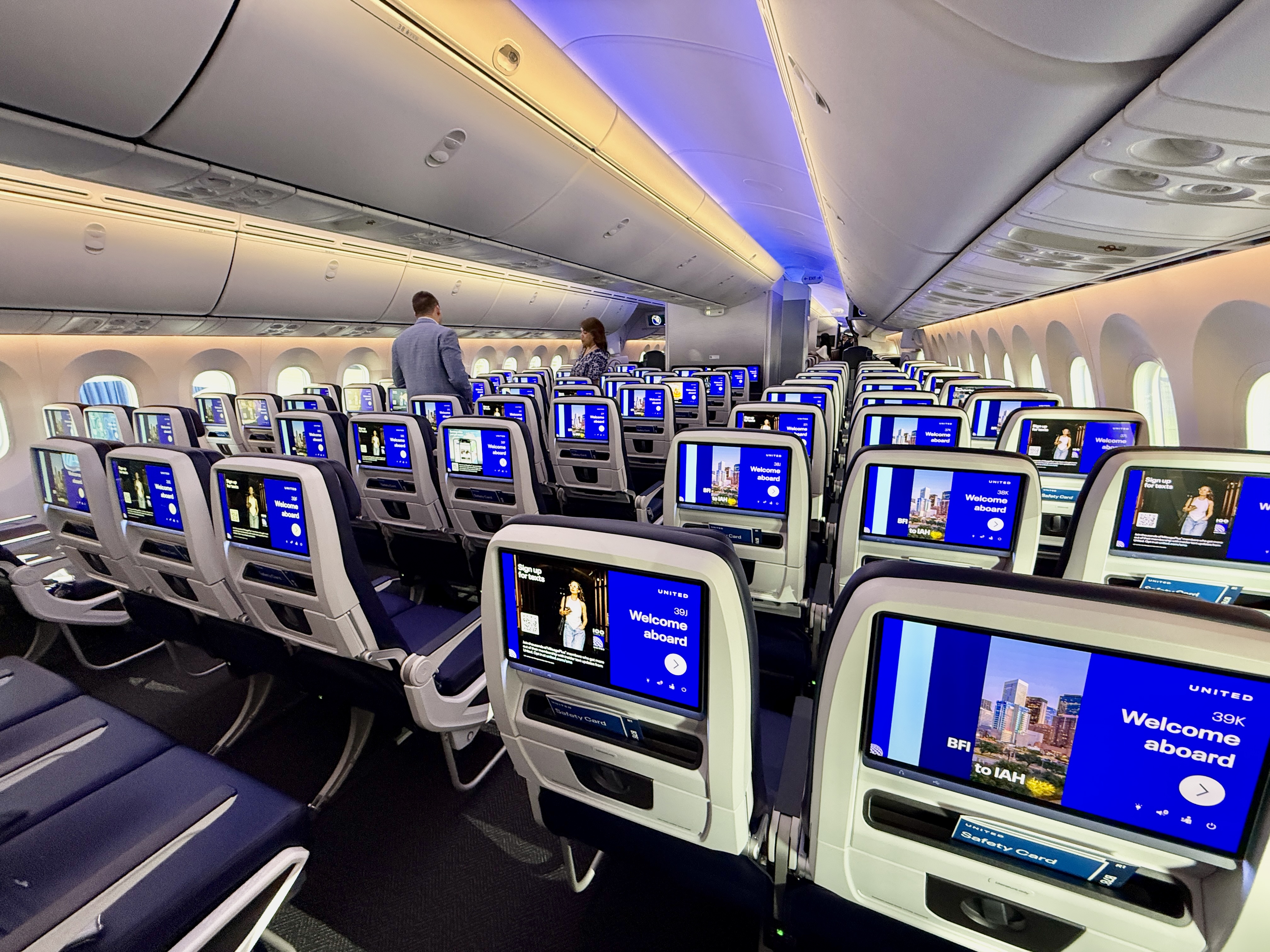 United 787 9 Elevated Economy Cabin Overview From Rear Screens On