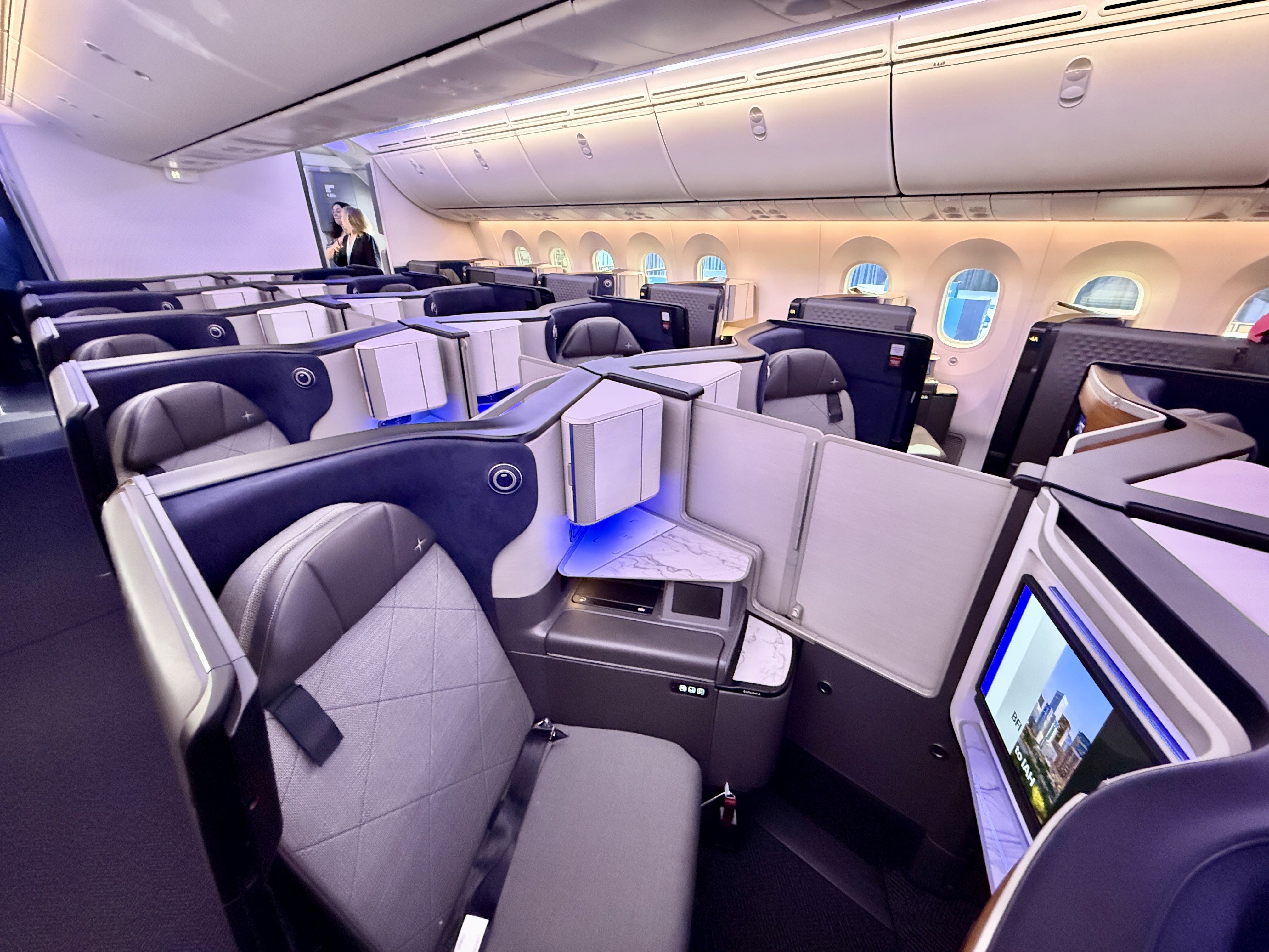 United 787 9 Elevated Inward Facing Polaris Center Suites Wide Angle United 787 9 Elevated Inward Facing Polaris Center Suites Wide Angle
