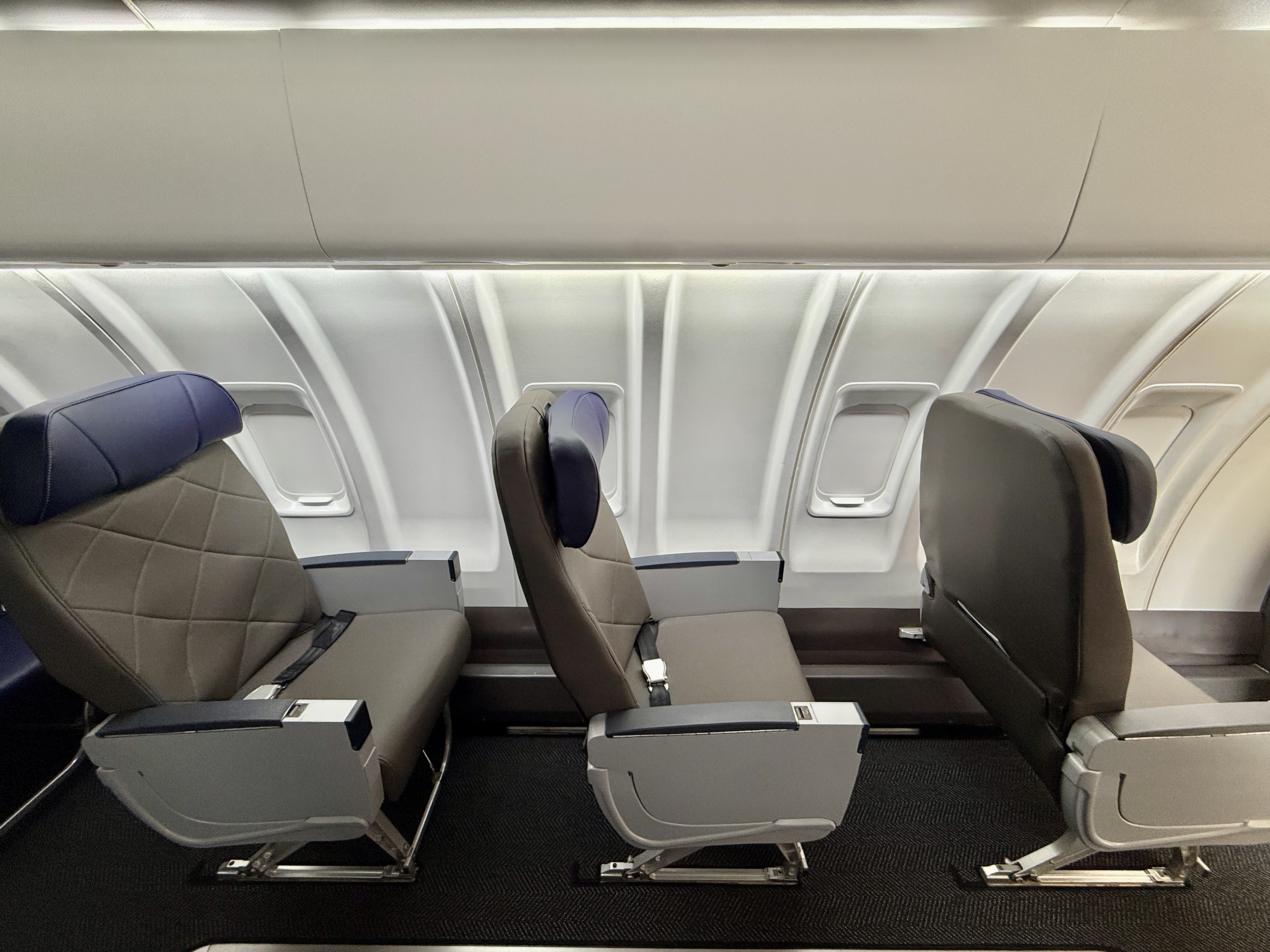United CRJ450 First Class Solo Seats