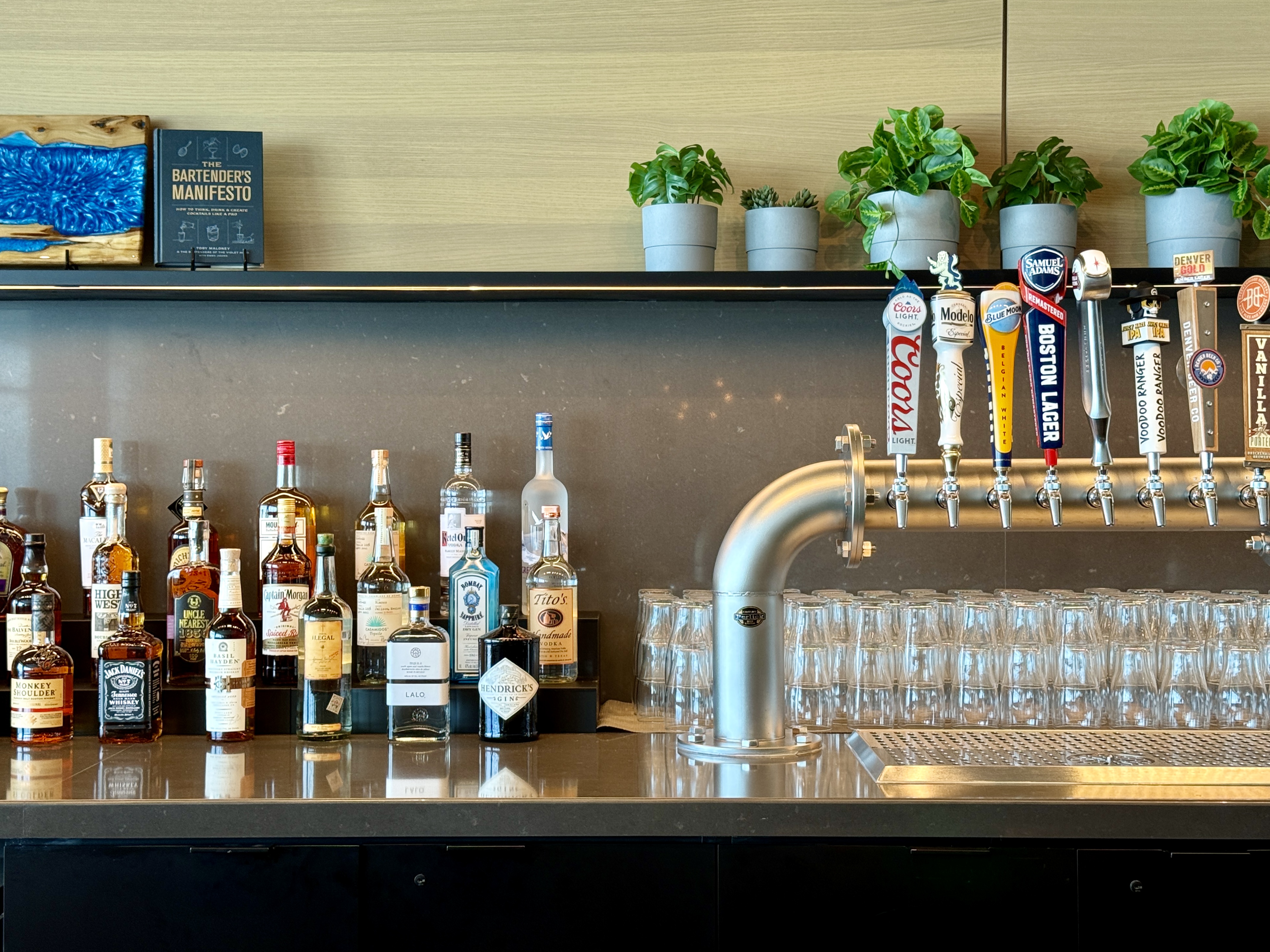 United Club Denver B West Level 4 Bar Selection United Club Denver B West Level 4 Bar Selection